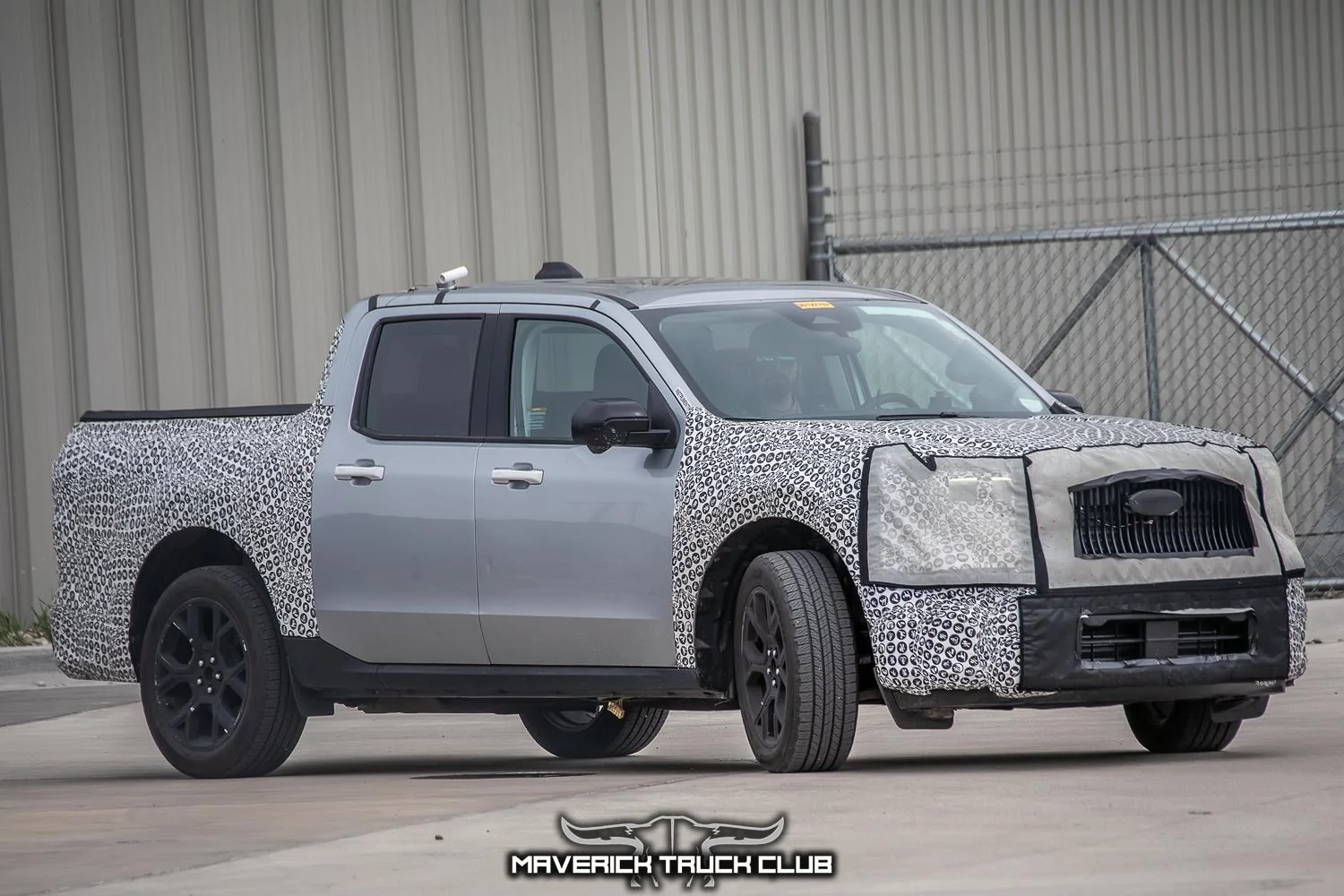 2025-maverick-lobo-st-street-truck-veritical-grille-larger-infotainment-screen-1.jpg