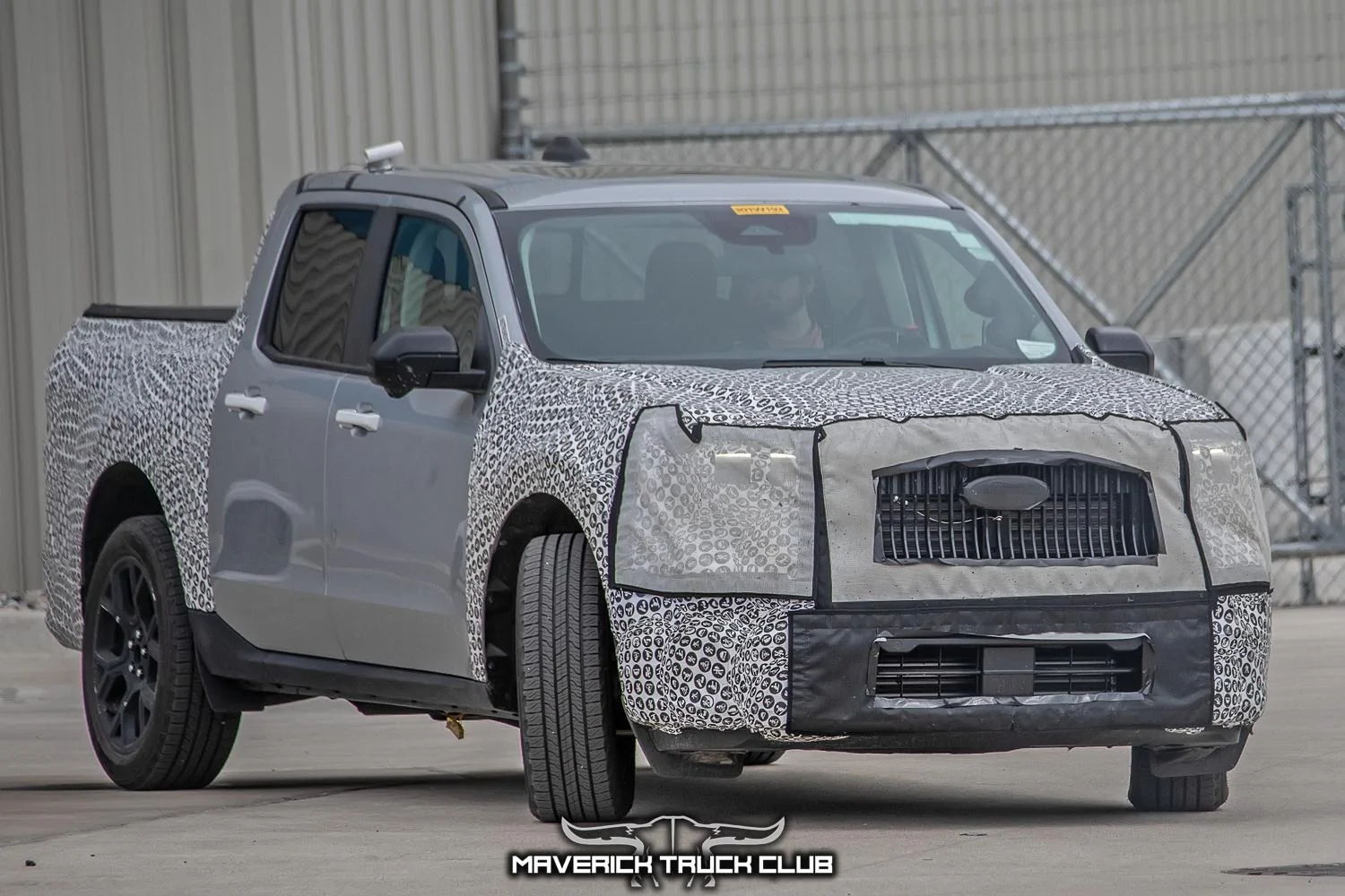 2025-maverick-lobo-st-street-truck-veritical-grille-larger-infotainment-screen-2.jpg