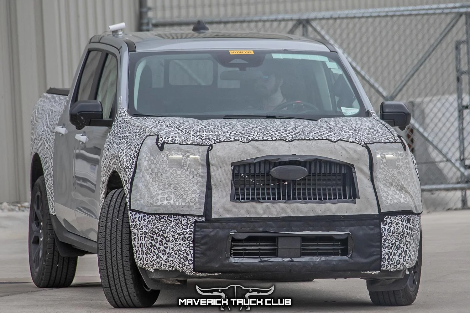 2025-maverick-lobo-st-street-truck-veritical-grille-larger-infotainment-screen-3.jpg