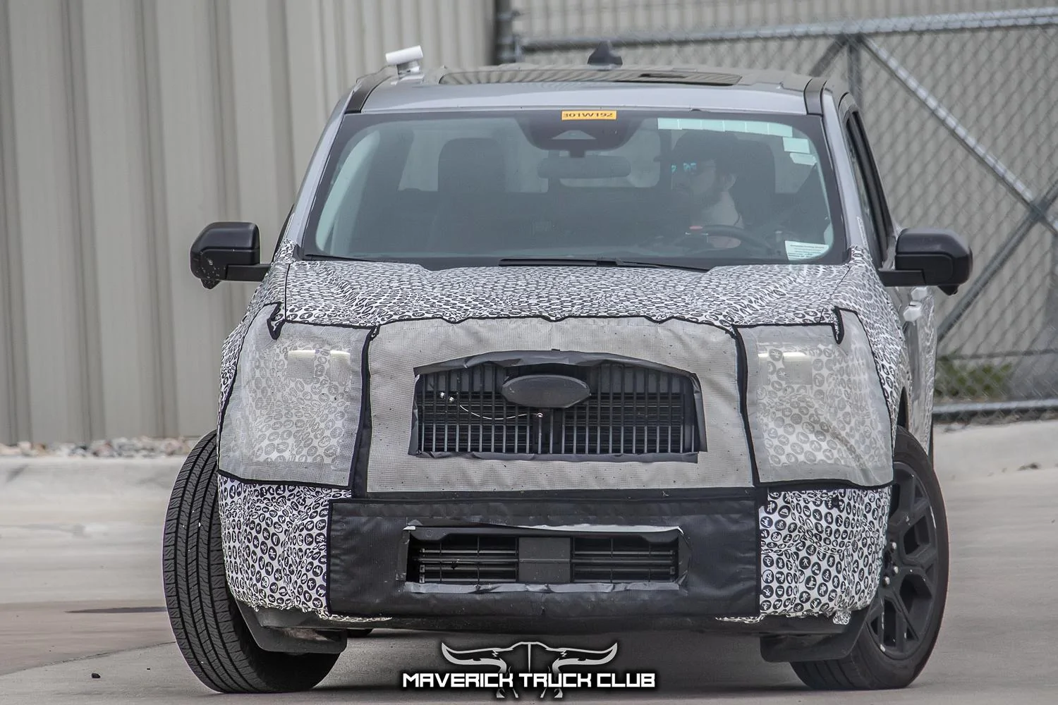 2025-maverick-lobo-st-street-truck-veritical-grille-larger-infotainment-screen-4.jpg