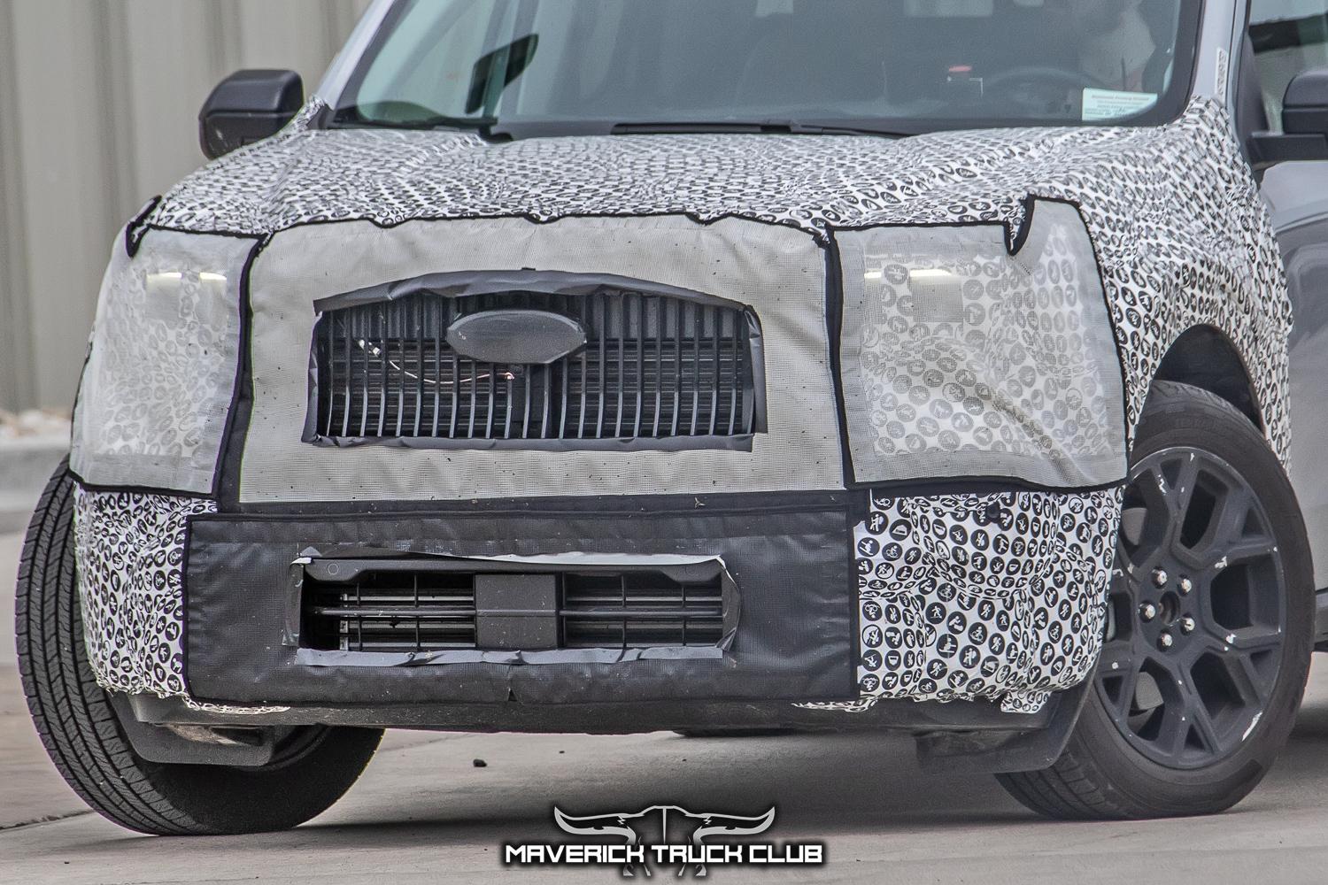 2025-maverick-lobo-st-street-truck-veritical-grille-larger-infotainment-screen-6.jpg