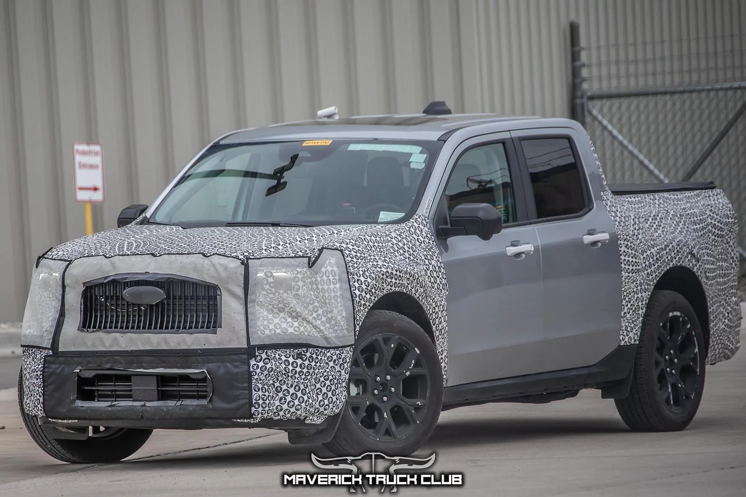 2025-maverick-lobo-st-street-truck-veritical-grille-larger-infotainment-screen-7.jpg