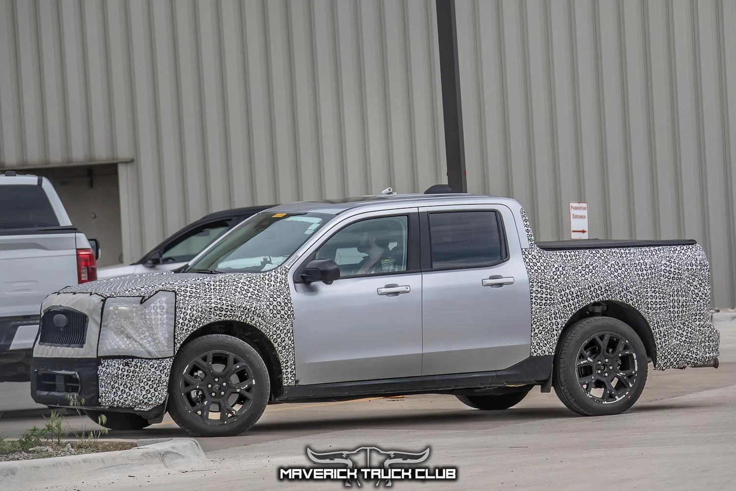 2025-maverick-lobo-st-street-truck-veritical-grille-larger-infotainment-screen-8.jpg