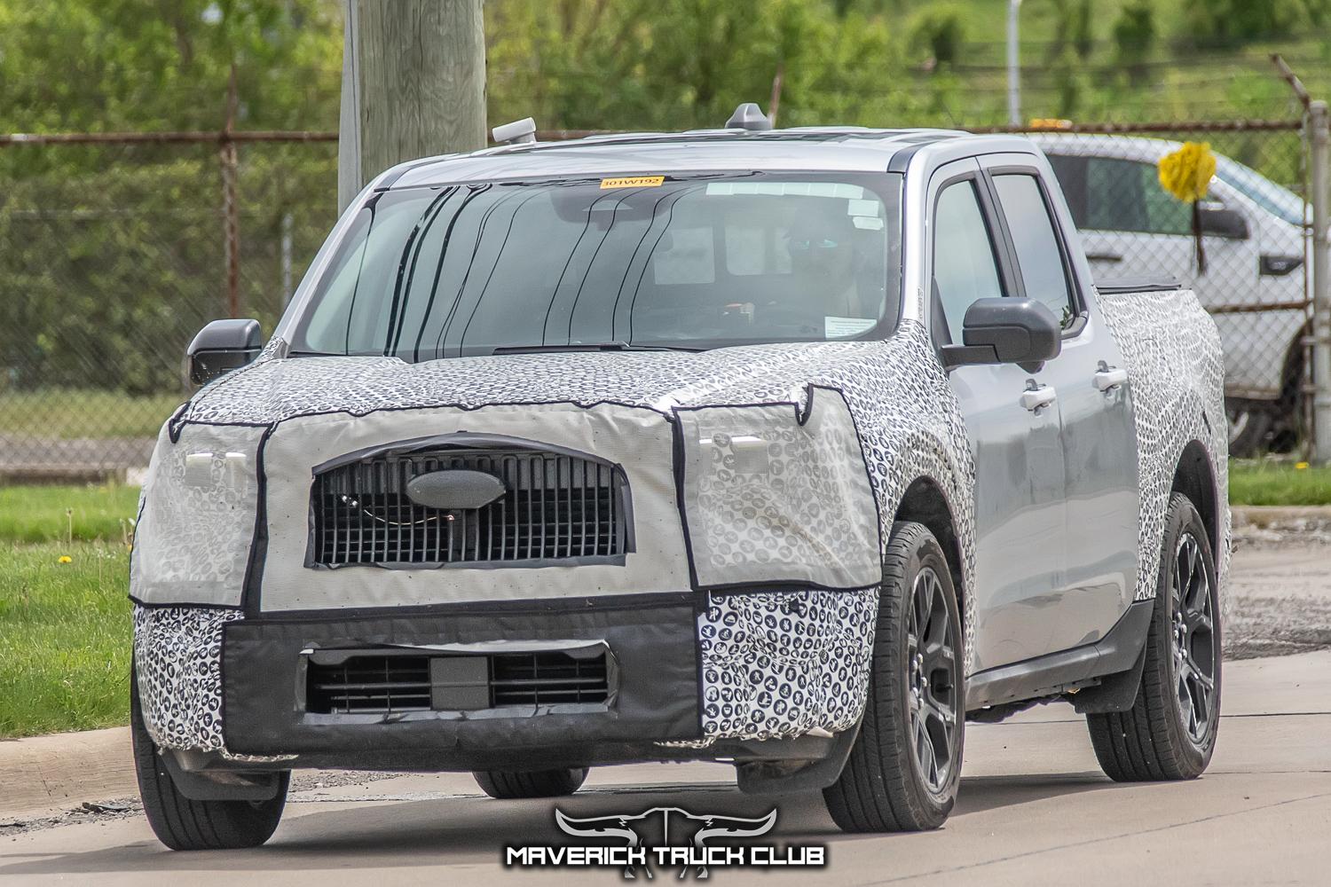 2025-maverick-lobo-st-street-truck-veritical-grille-larger-infotainment-screen-15.jpg