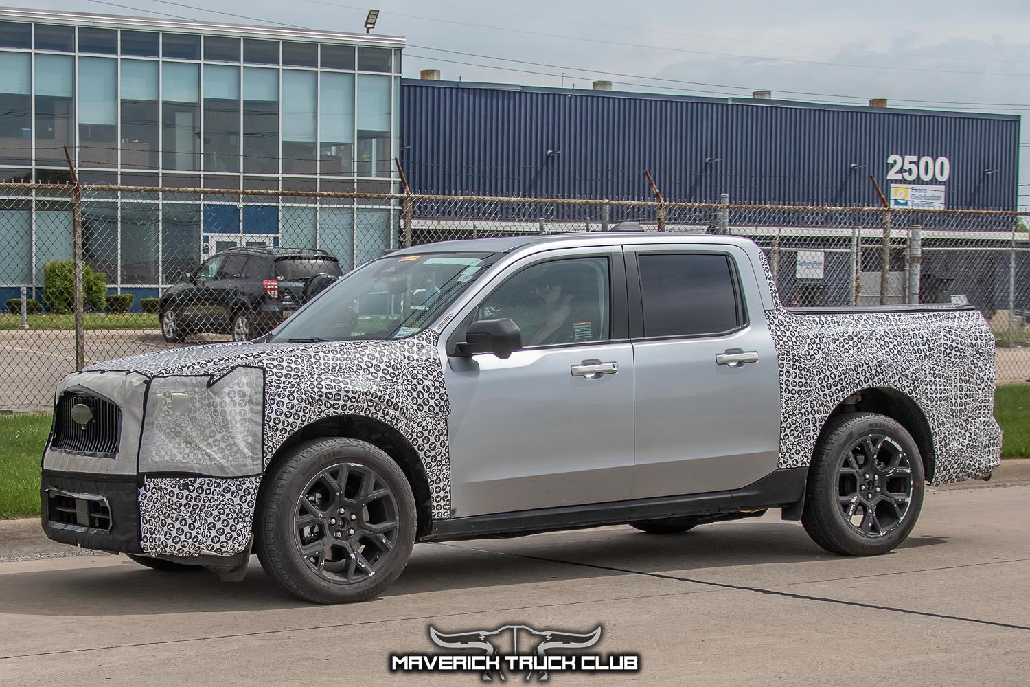 2025-maverick-lobo-st-street-truck-veritical-grille-larger-infotainment-screen-16.jpg