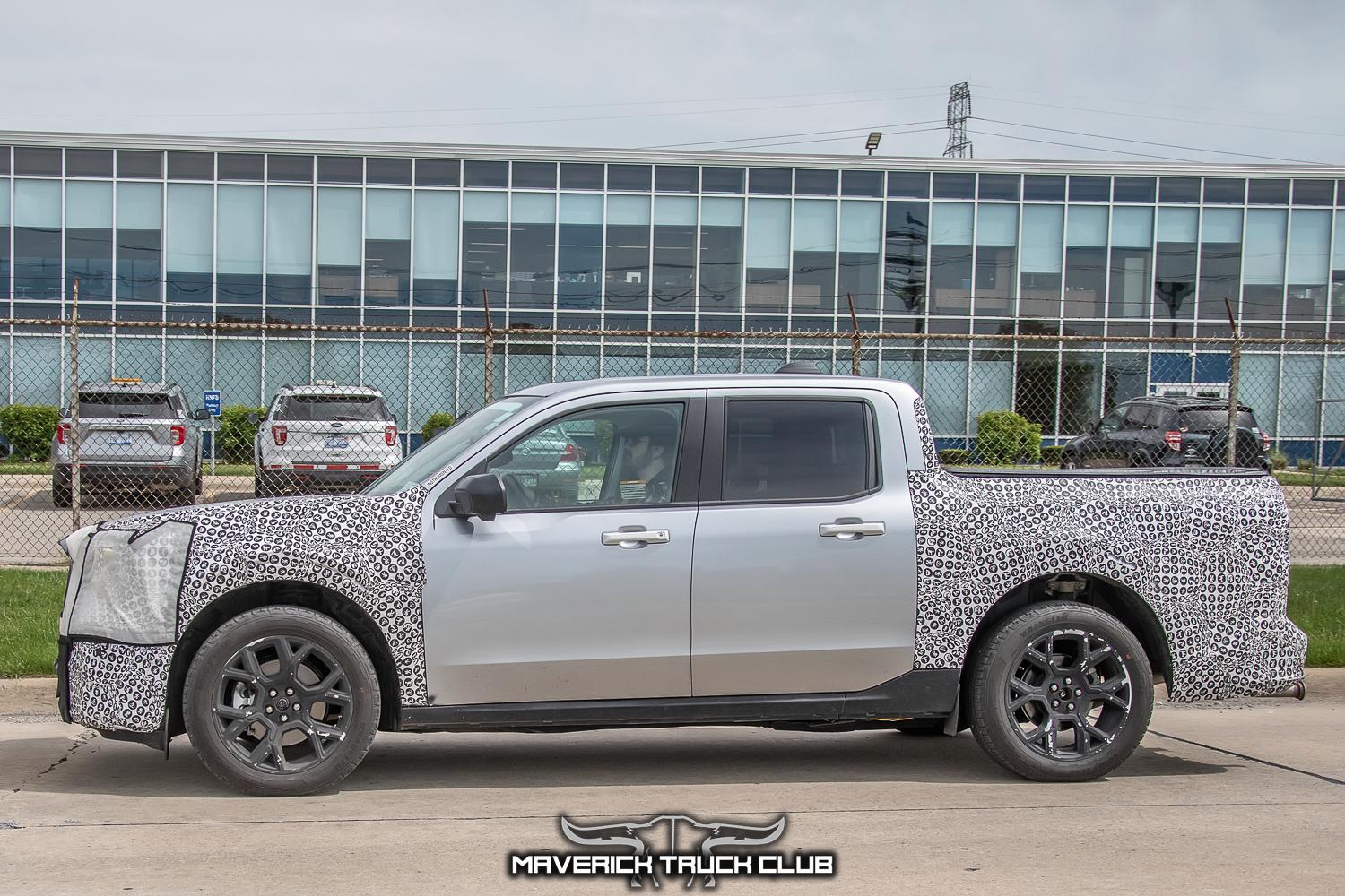 2025-maverick-lobo-st-street-truck-veritical-grille-larger-infotainment-screen-18.jpg