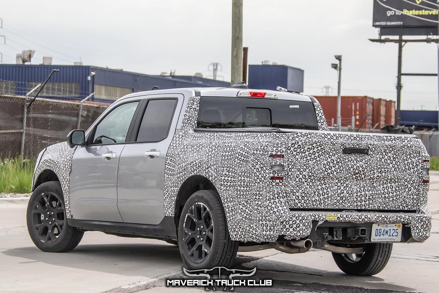 2025-maverick-lobo-st-street-truck-veritical-grille-larger-infotainment-screen-20.jpg