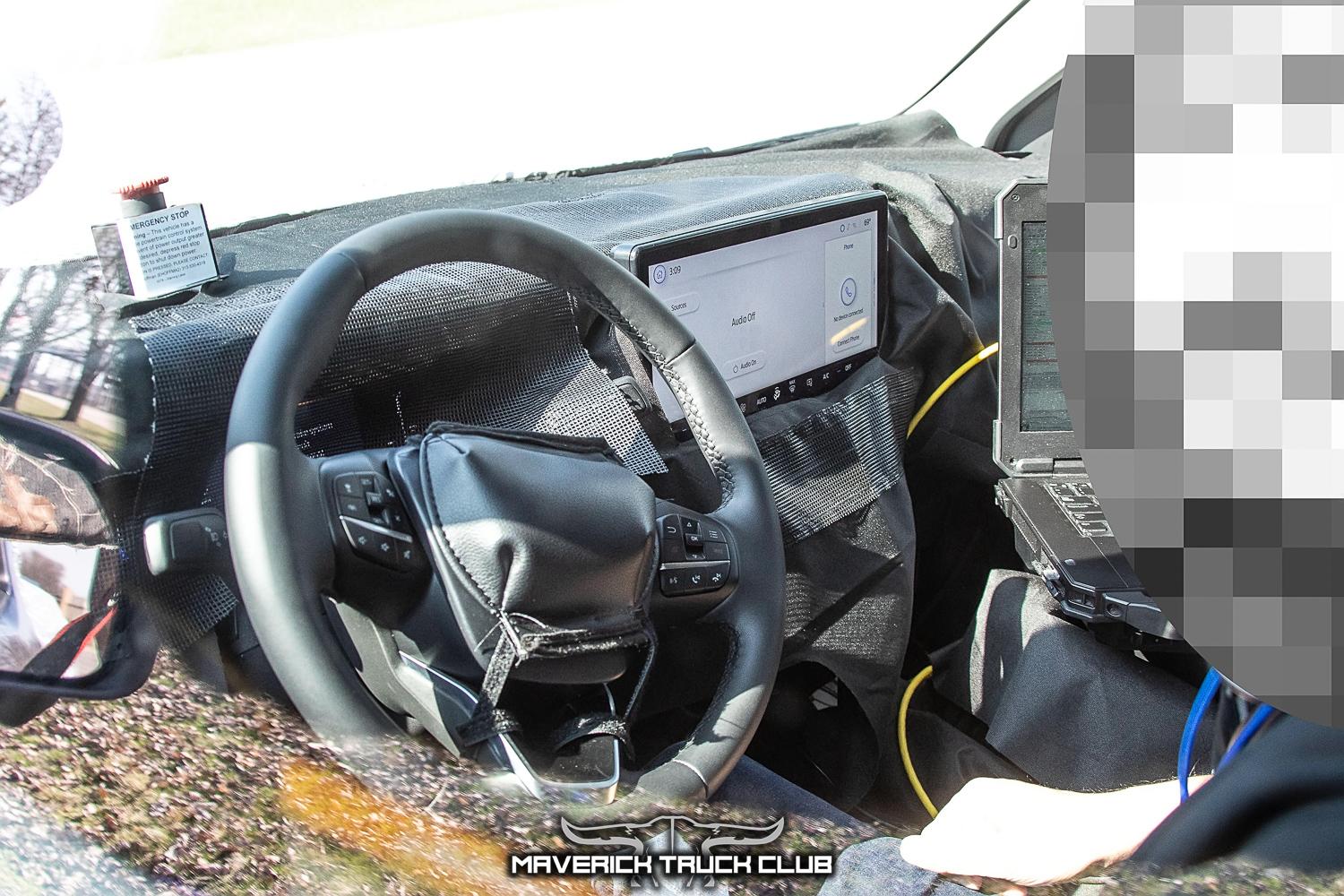 2025-maverick-lobo-st-street-truck-veritical-grille-larger-infotainment-screen-23.jpg