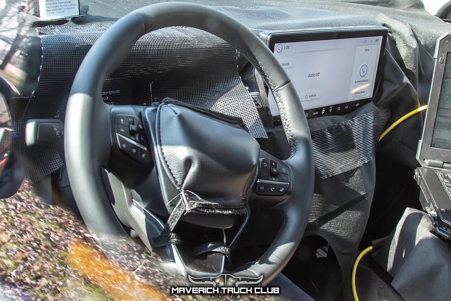 2025-maverick-lobo-st-street-truck-veritical-grille-larger-infotainment-screen-25.jpg