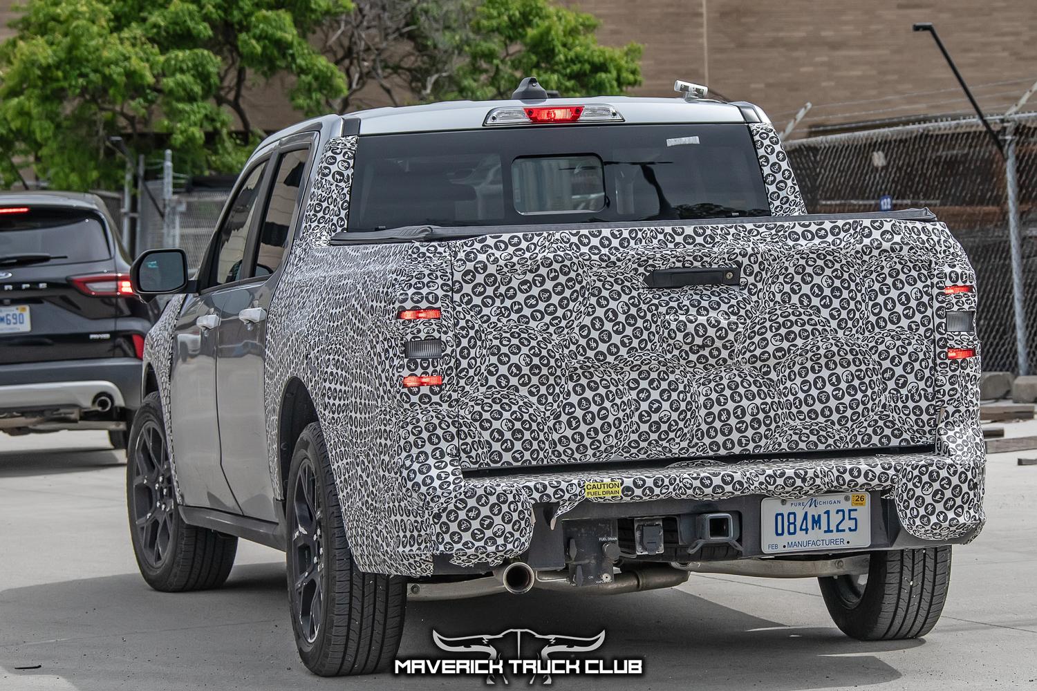 2025-maverick-lobo-st-street-truck-veritical-grille-larger-infotainment-screen-21.jpg
