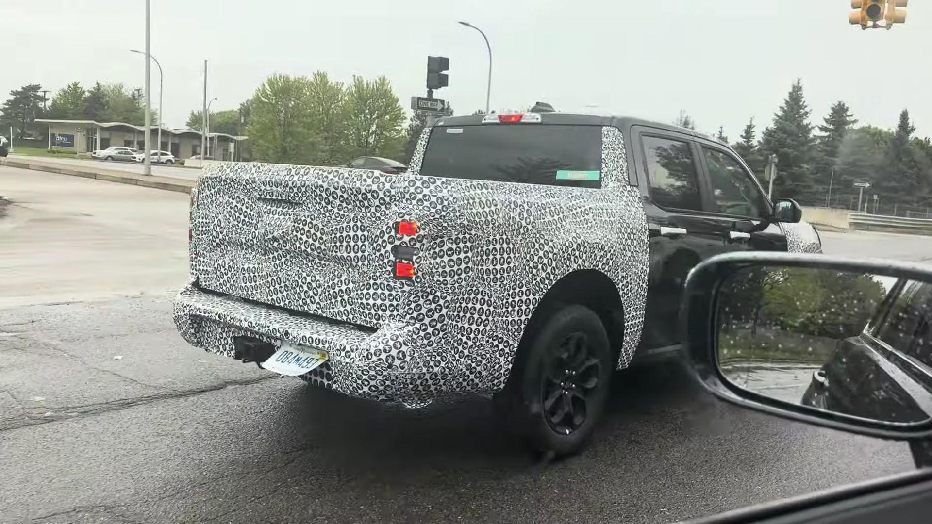 Ford Maverick Video: 2025 Maverick Refresh Spied Highway Testing 2025-ford-maverick-facelift-spied-with-sync-4-infotainment-minor-styling-updates_10