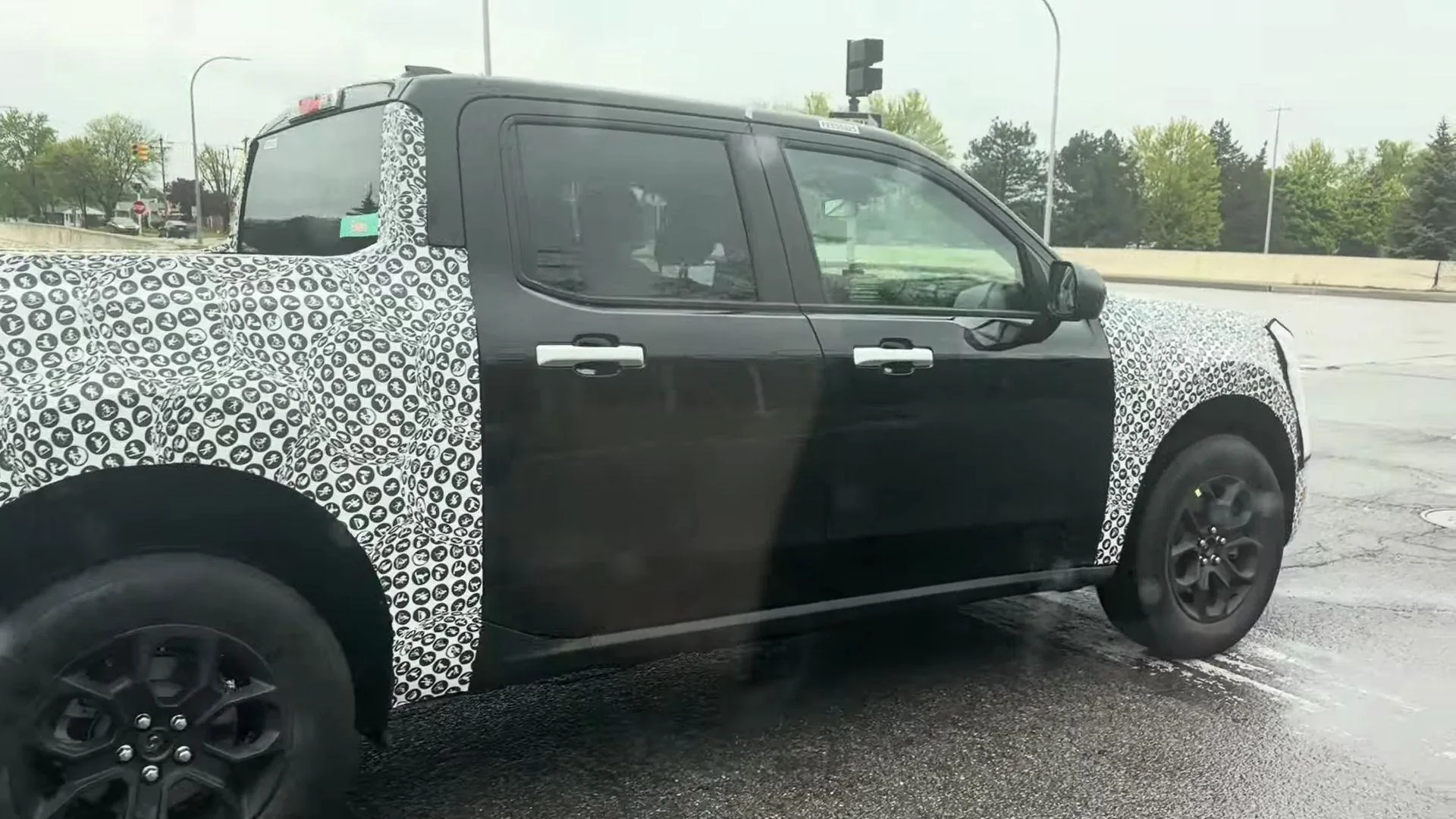 Ford Maverick Video: 2025 Maverick Refresh Spied Highway Testing 2025-ford-maverick-facelift-spied-with-sync-4-infotainment-minor-styling-updates_11