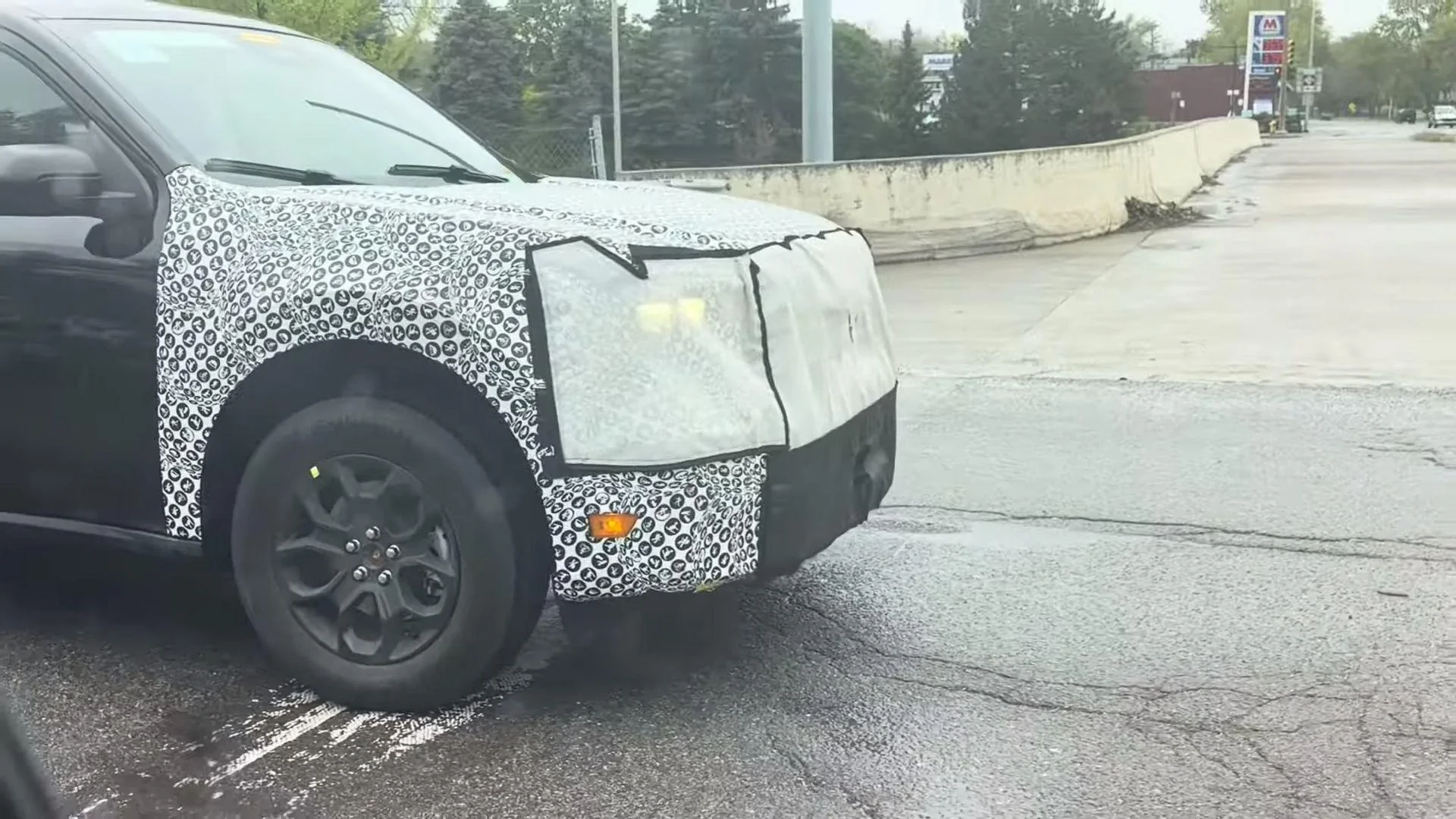 Ford Maverick Video: 2025 Maverick Refresh Spied Highway Testing 2025-ford-maverick-facelift-spied-with-sync-4-infotainment-minor-styling-updates_15