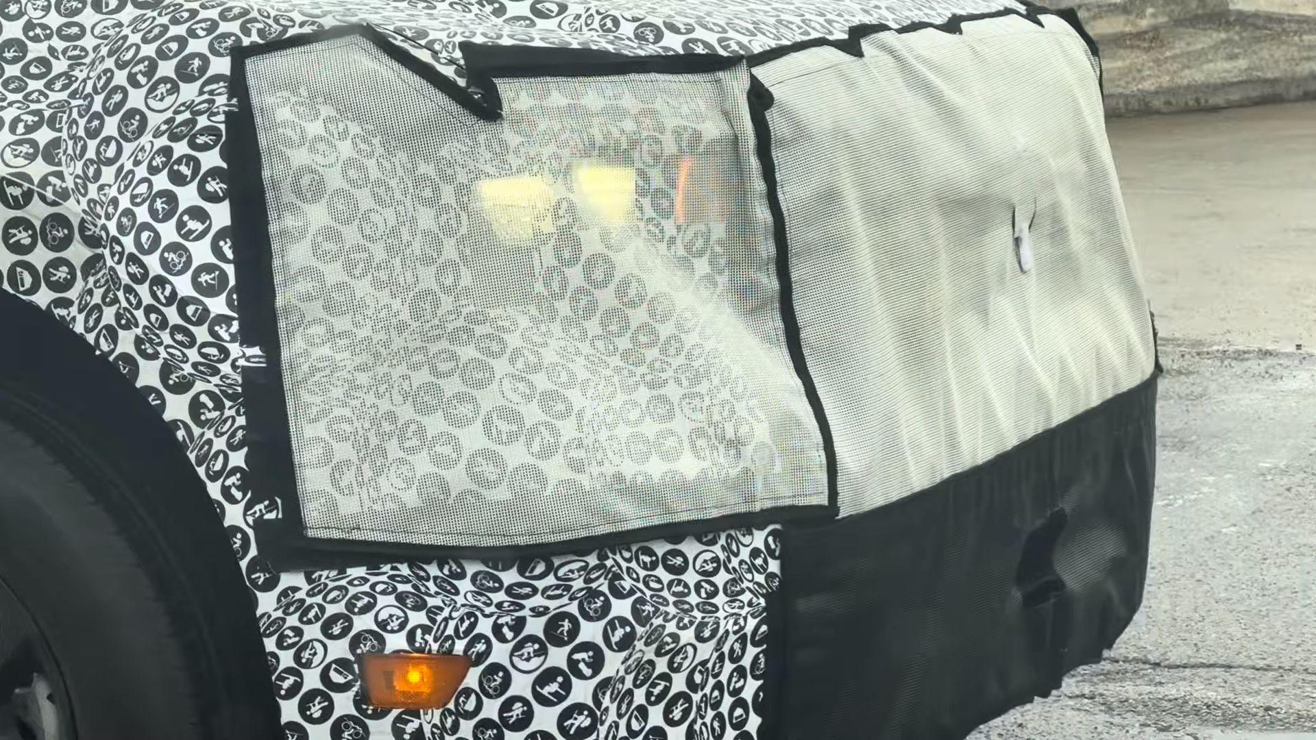 Ford Maverick Video: 2025 Maverick Refresh Spied Highway Testing 2025-ford-maverick-facelift-spied-with-sync-4-infotainment-minor-styling-updates_16