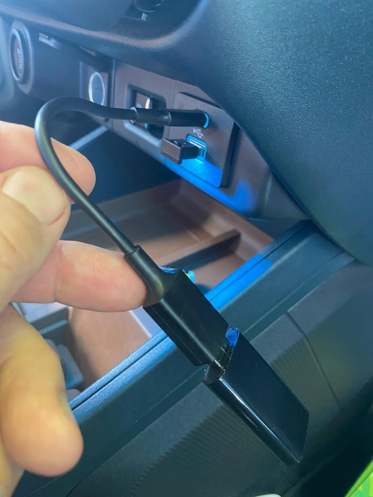 Ford Maverick Wireless CarPlay adapter, hidden IMG_8294