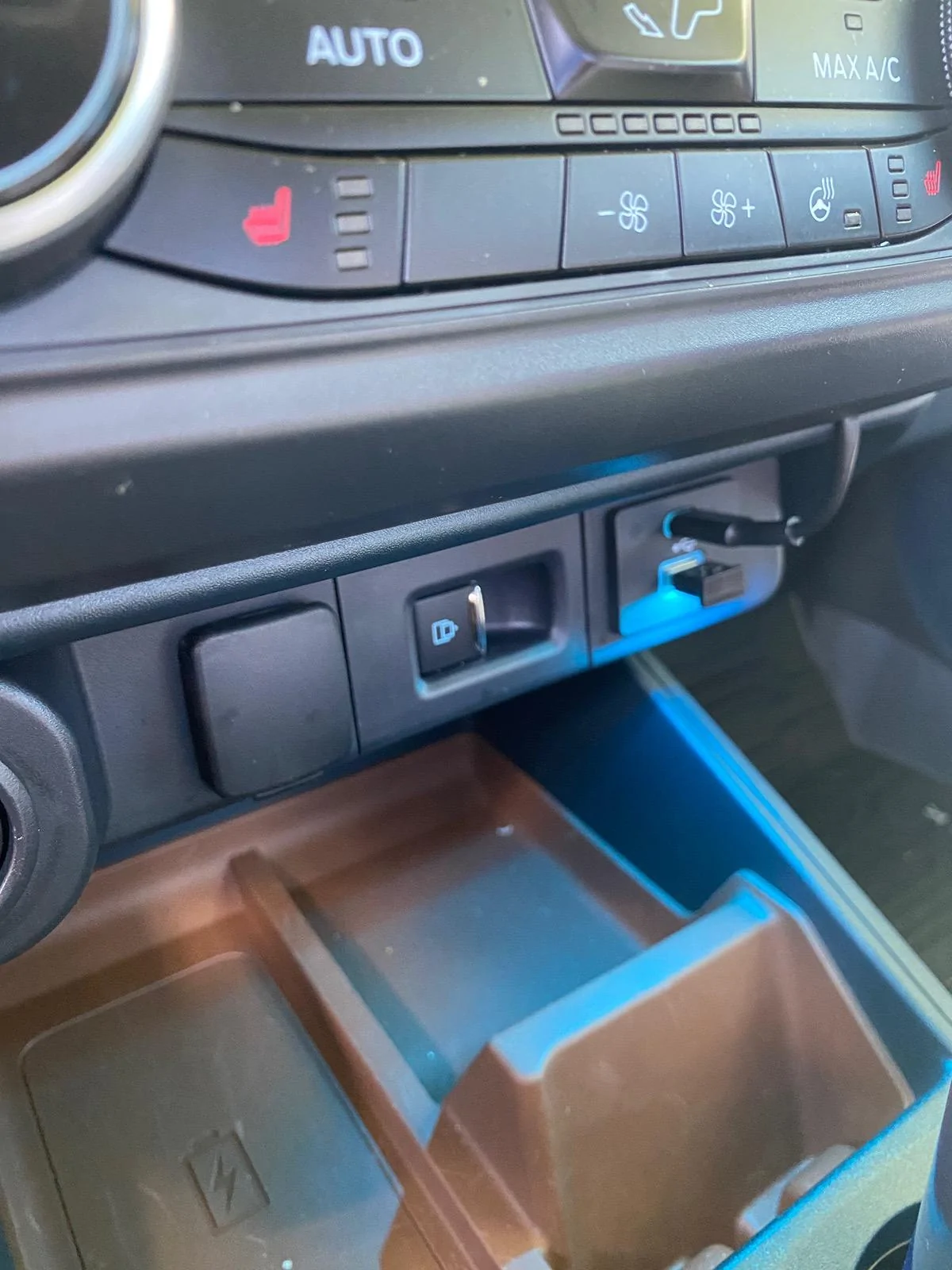 Ford Maverick Wireless CarPlay adapter, hidden IMG_8298