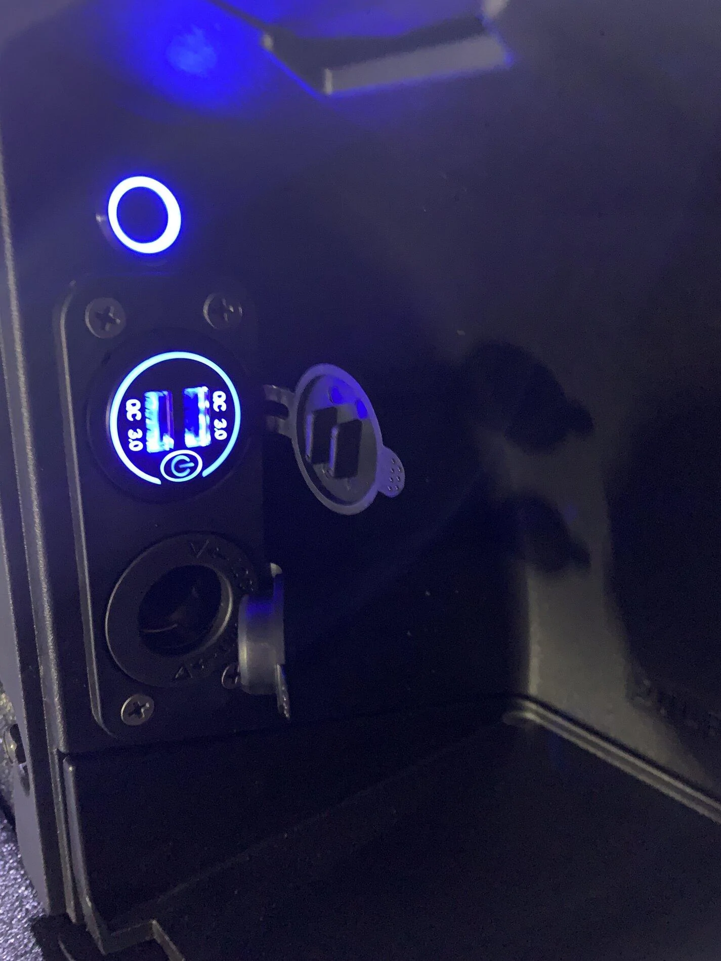Ford Maverick Ambient lighting installed on XLT: rear console vault, bed power ports, bed lighting B9D6D306-CE06-4277-AD12-4BB71323891E