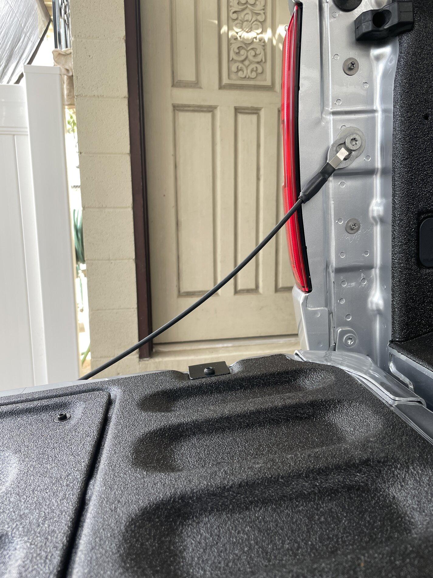 Ford Maverick Uneven tailgate cables IMG_9466.JPG