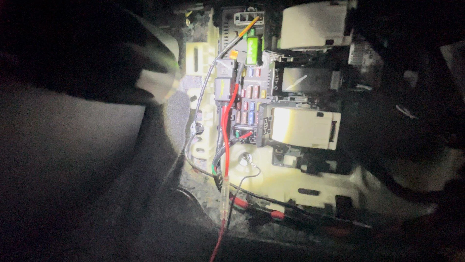 Ford Maverick Video: 2 ways to hardwire your device to the accessory power. E59B03E9-E104-4721-9B92-00023BDE6D98