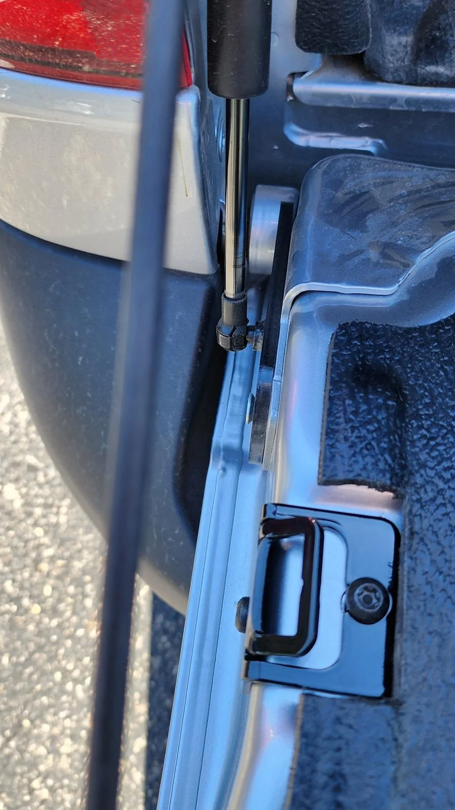 Ford Maverick Tailgate tie downs with assist 20240607_154354