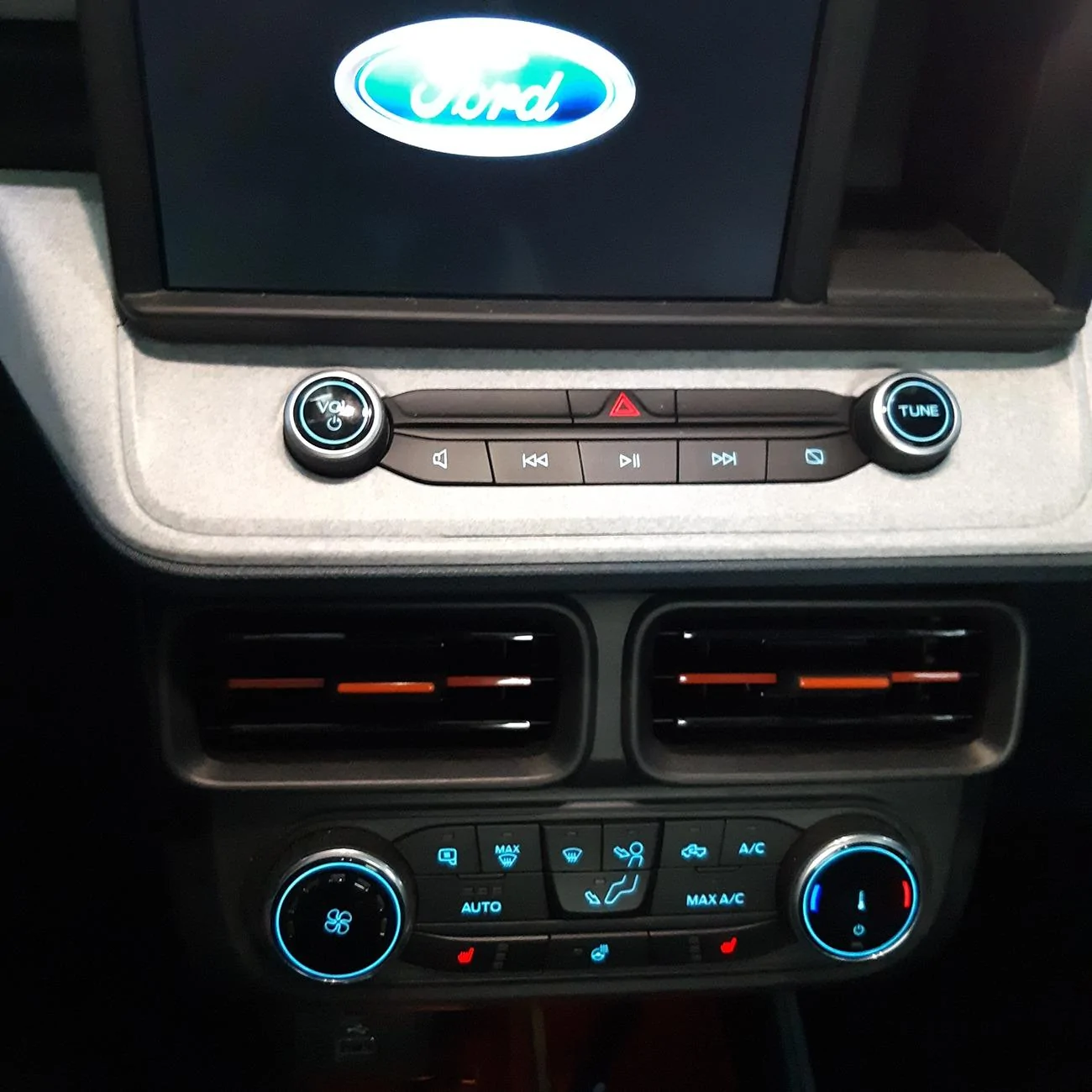 Ford Maverick Buttons moved to steering wheel on 2025 XL? 20240801_094822