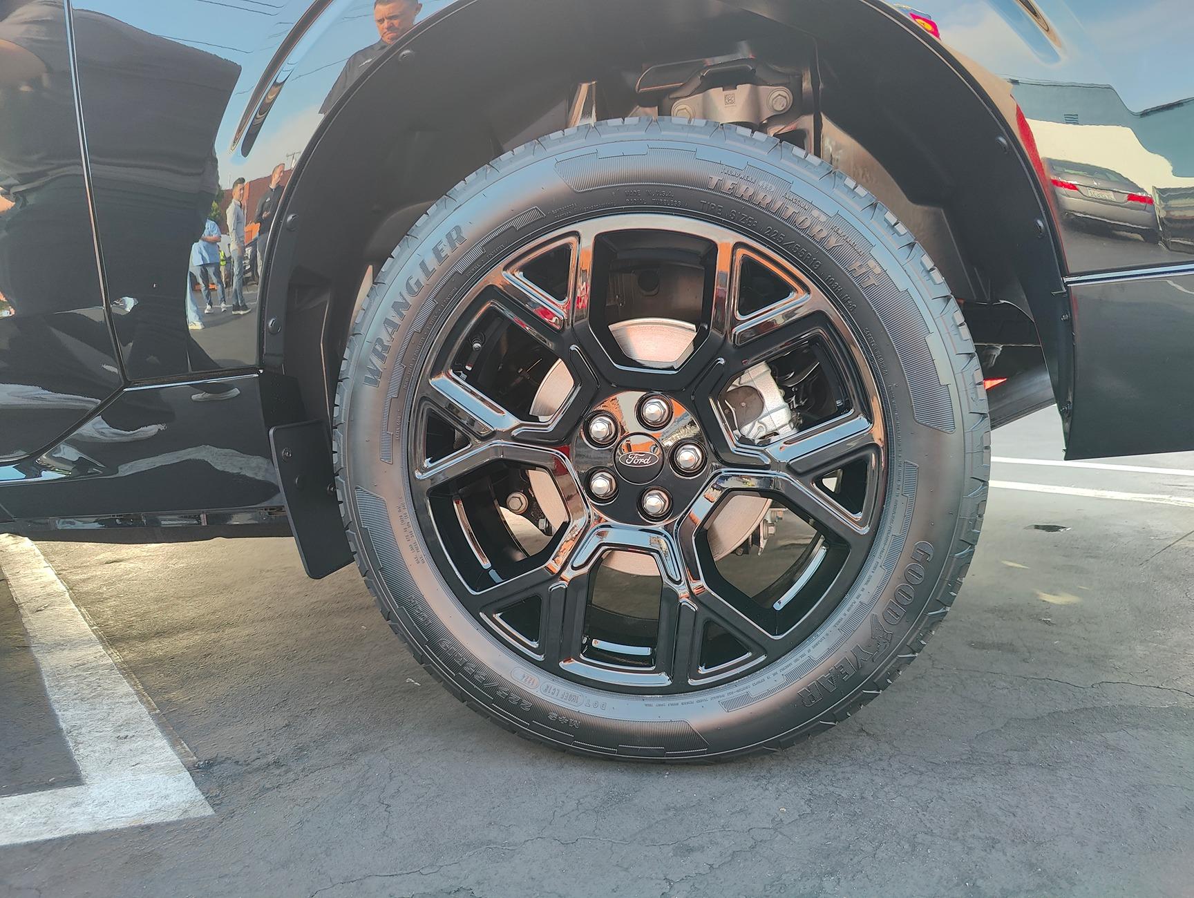 Ford Maverick 2025 Maverick Lobo (Black) public debut at Randy's Donuts IMG20240801080958