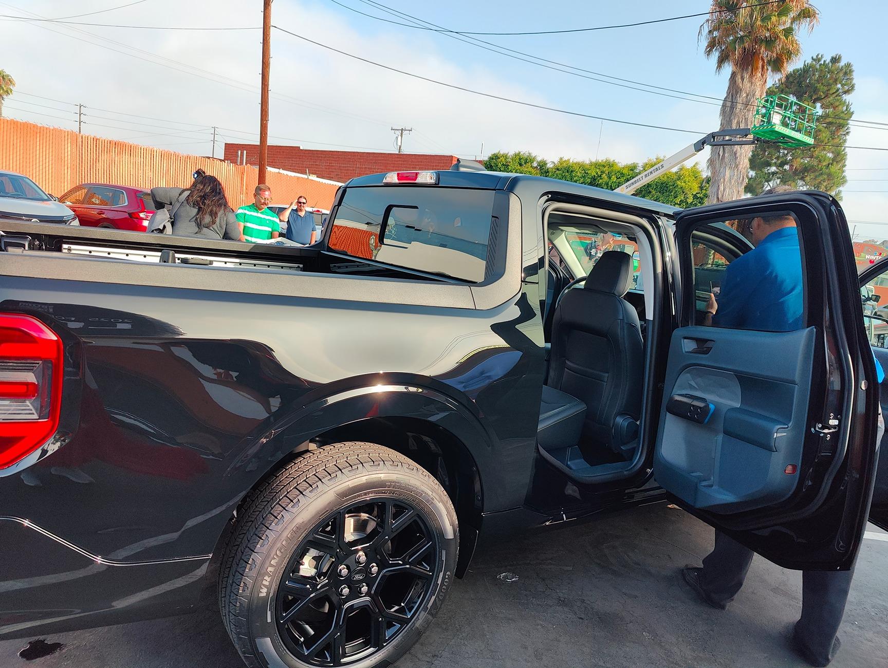 Ford Maverick 2025 Maverick Lobo (Black) public debut at Randy's Donuts IMG20240801081057
