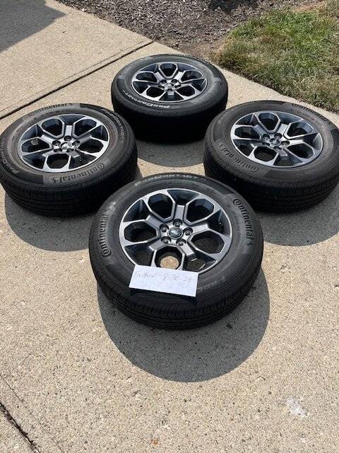 Ford Maverick XLT wheels & tires 1