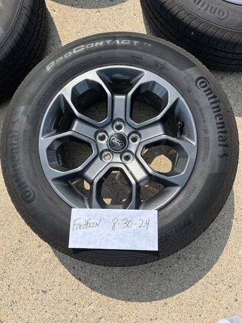Ford Maverick XLT wheels & tires 2