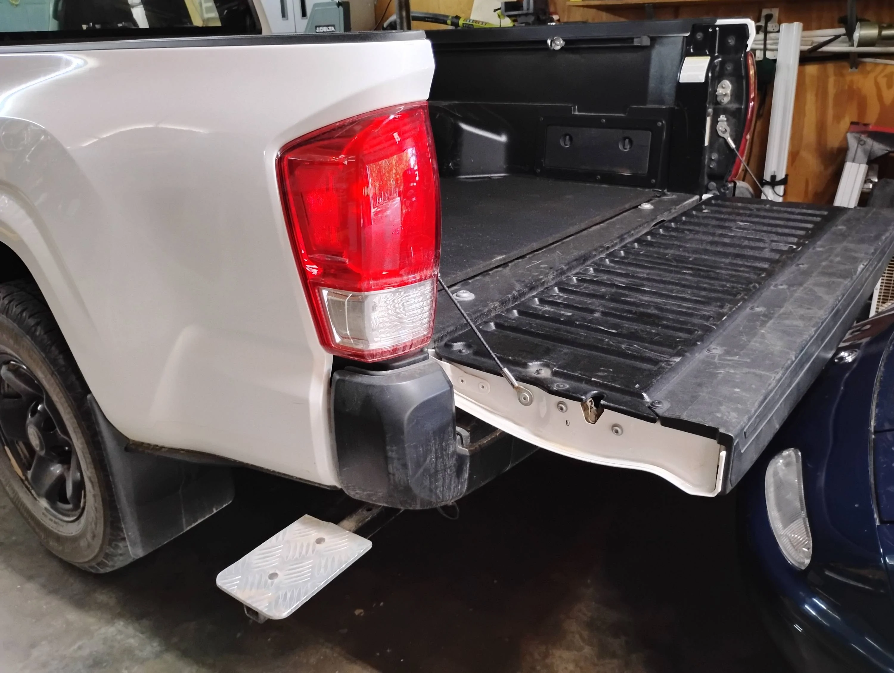 Ford Maverick Please Ford ....put a step on the side of the back bumper 4kZ7hoD