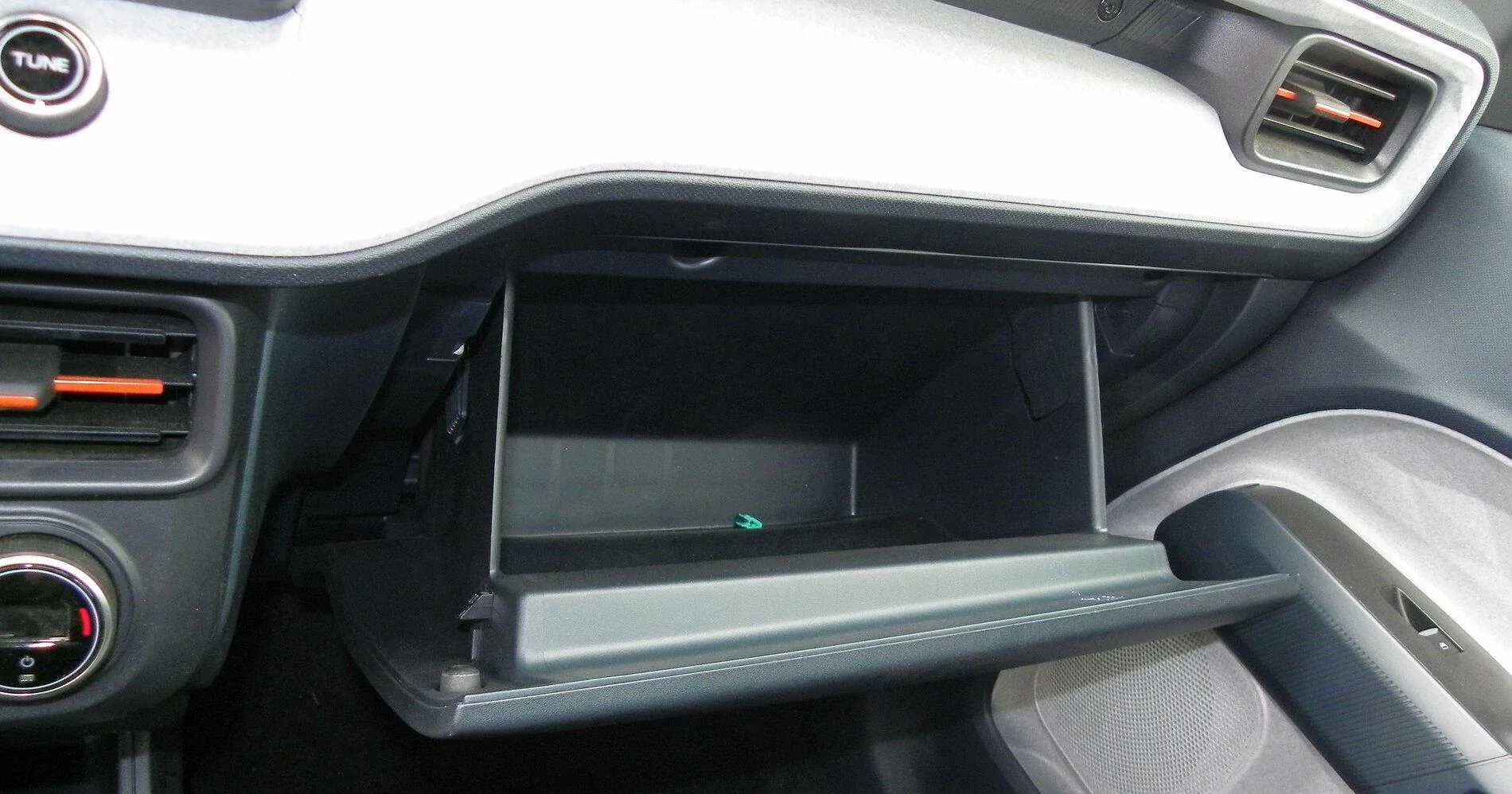 Ford Maverick High quality XLT Interior photos? Glove Box