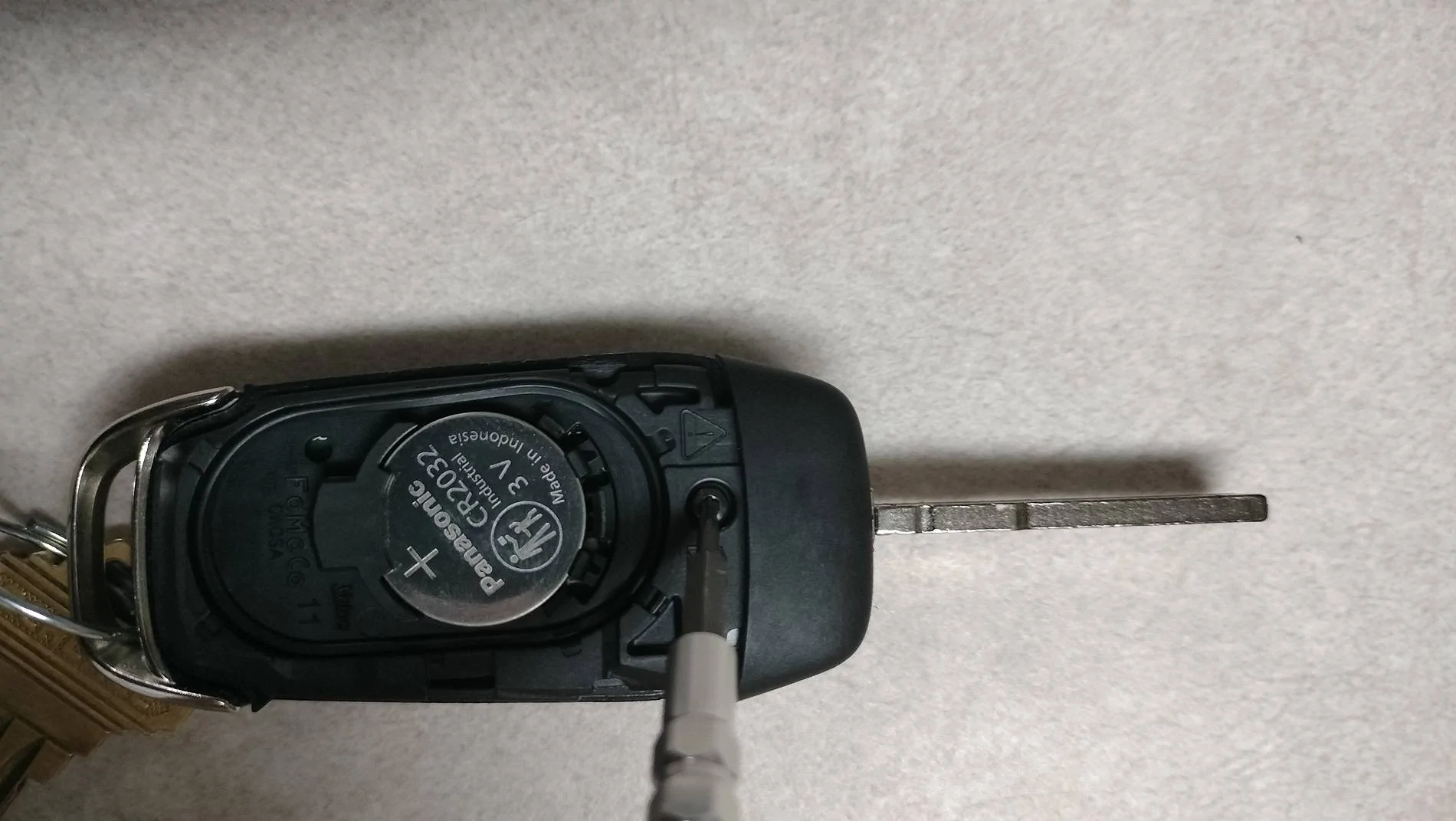 Ford Maverick Remove panic button from Maverick key fob (DIY how-to disassemble) IMG20241107225109