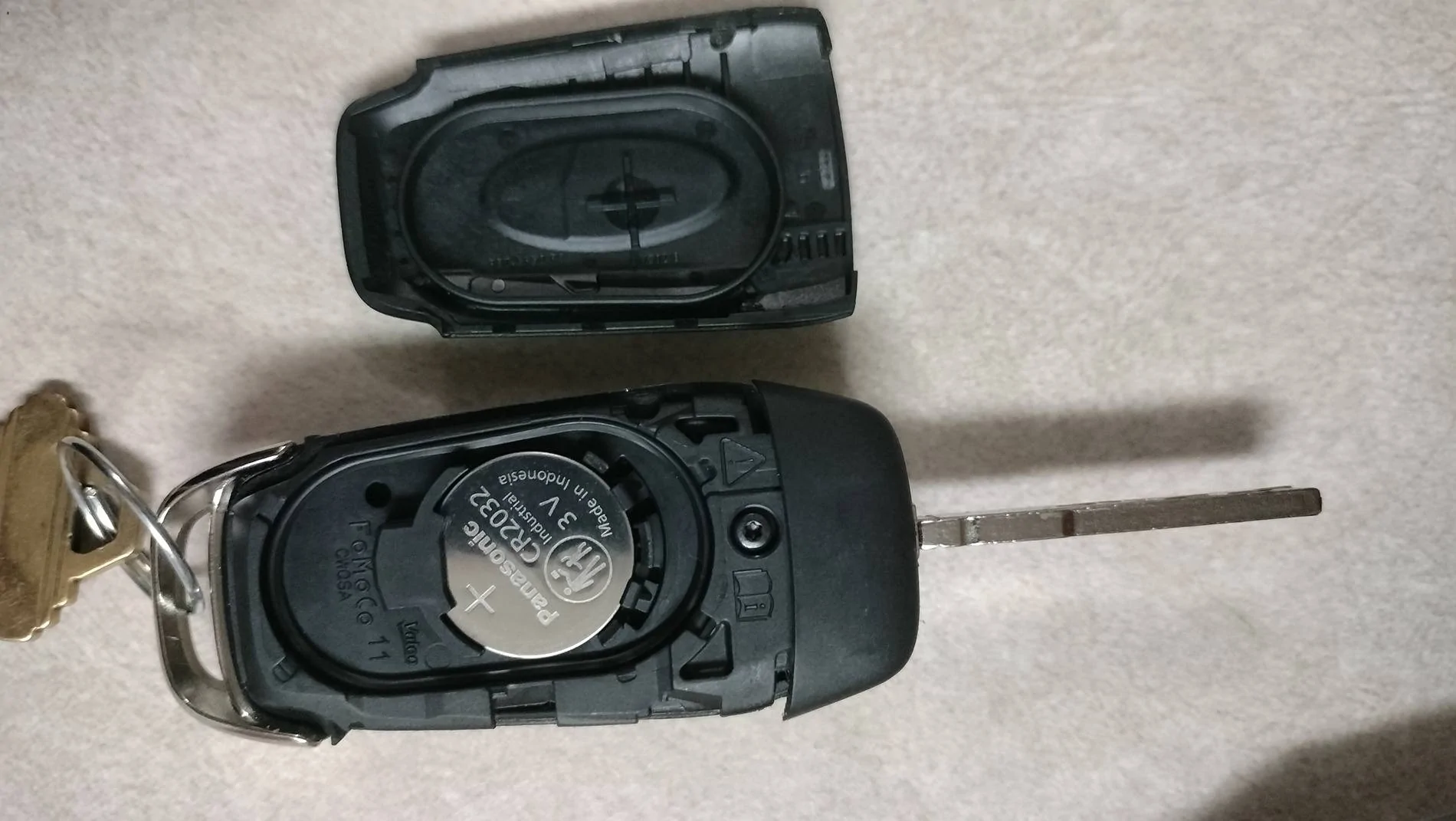 Ford Maverick Remove panic button from Maverick key fob (DIY how-to disassemble) IMG20241107225036