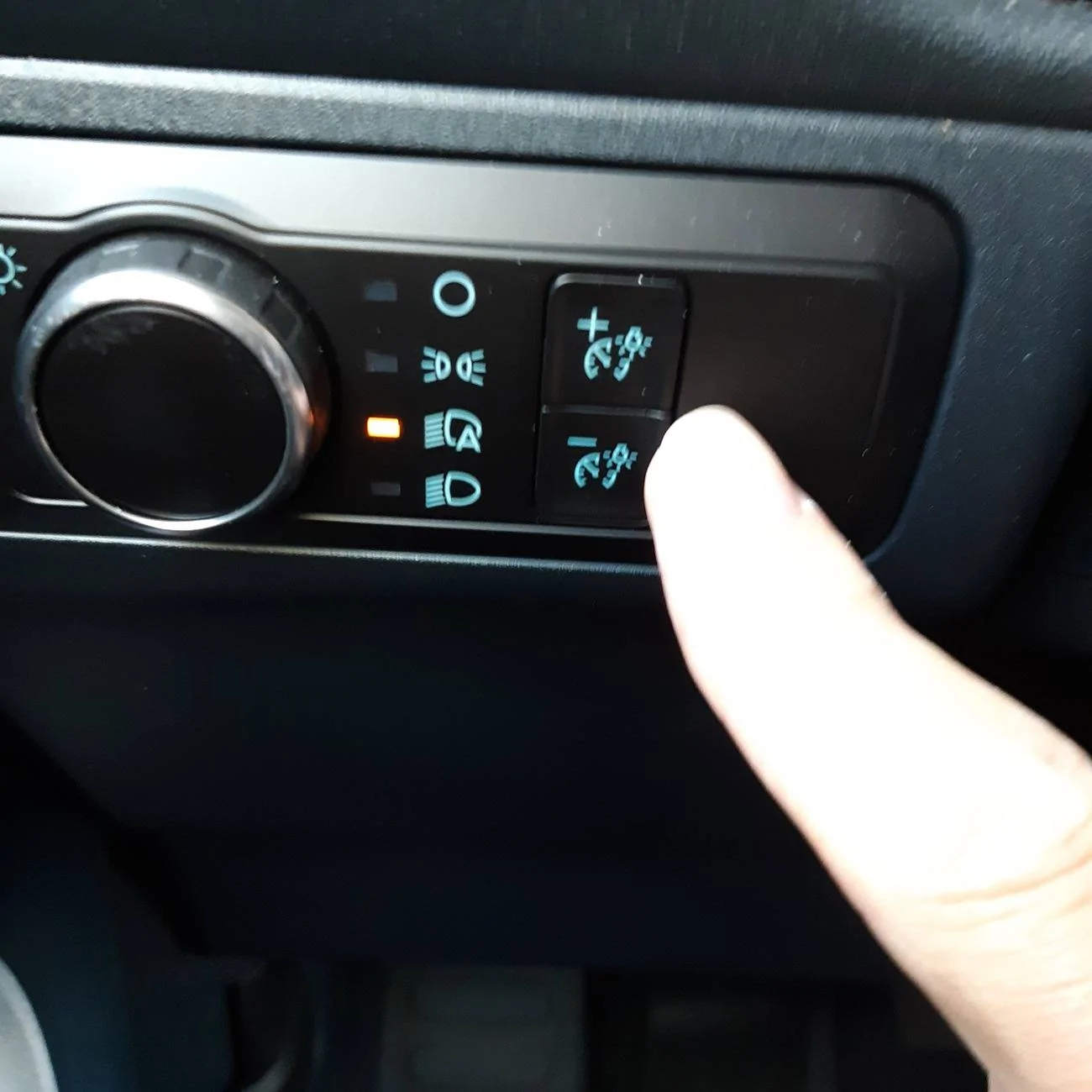 Ford Maverick Cannot dim the speedometer or battery dial, just the center information 20241130_100752