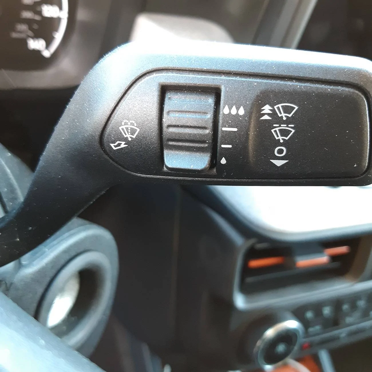 Ford Maverick Can't raise windshield wipers? 20241210_102154