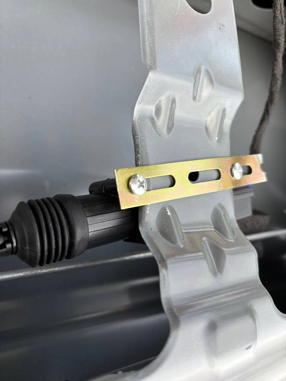 Ford Maverick DIY Tailgate Power Lock using Control/Actuator from Ranger IMG_2477