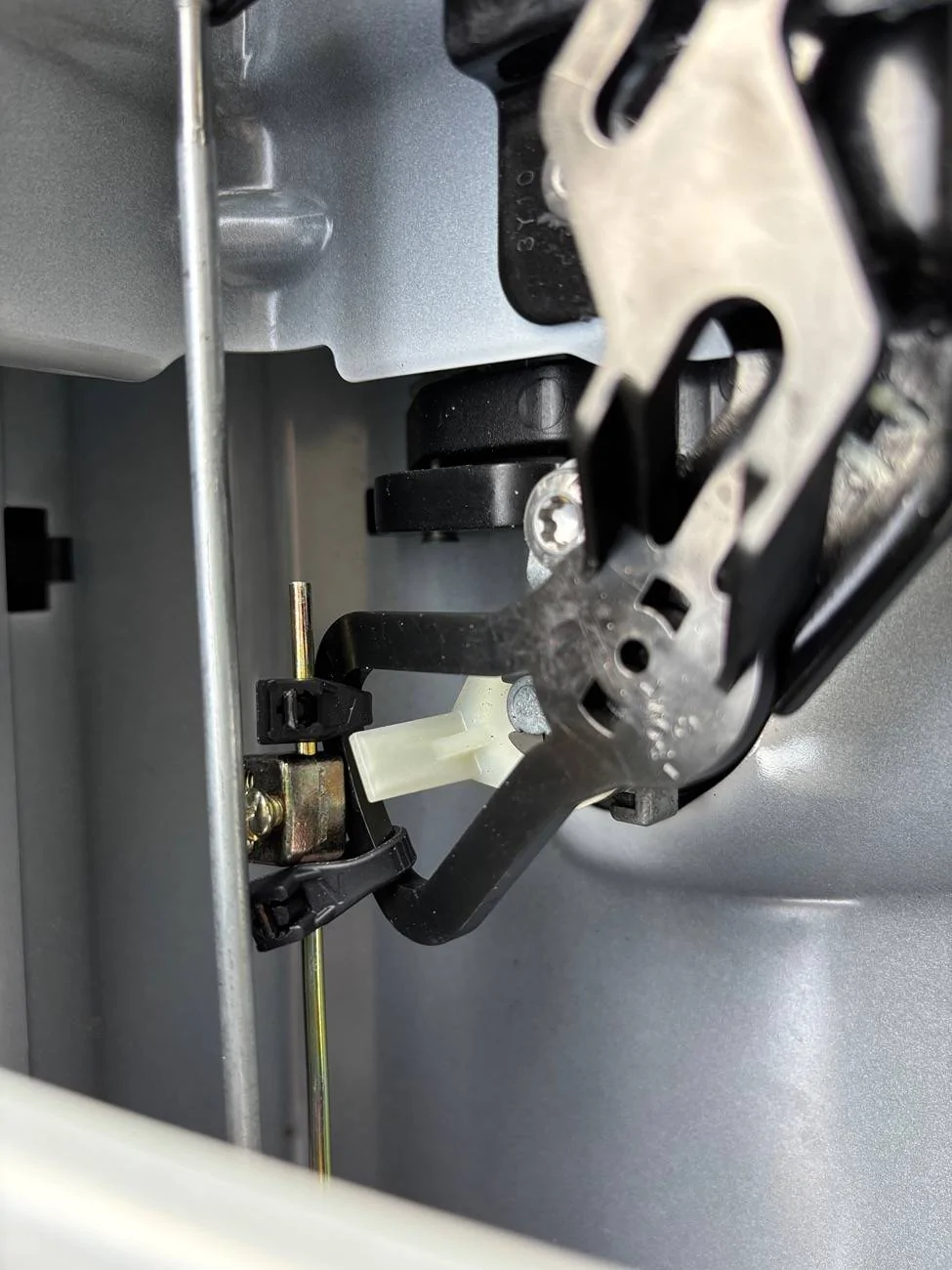 Ford Maverick DIY Tailgate Power Lock using Control/Actuator from Ranger IMG_2476