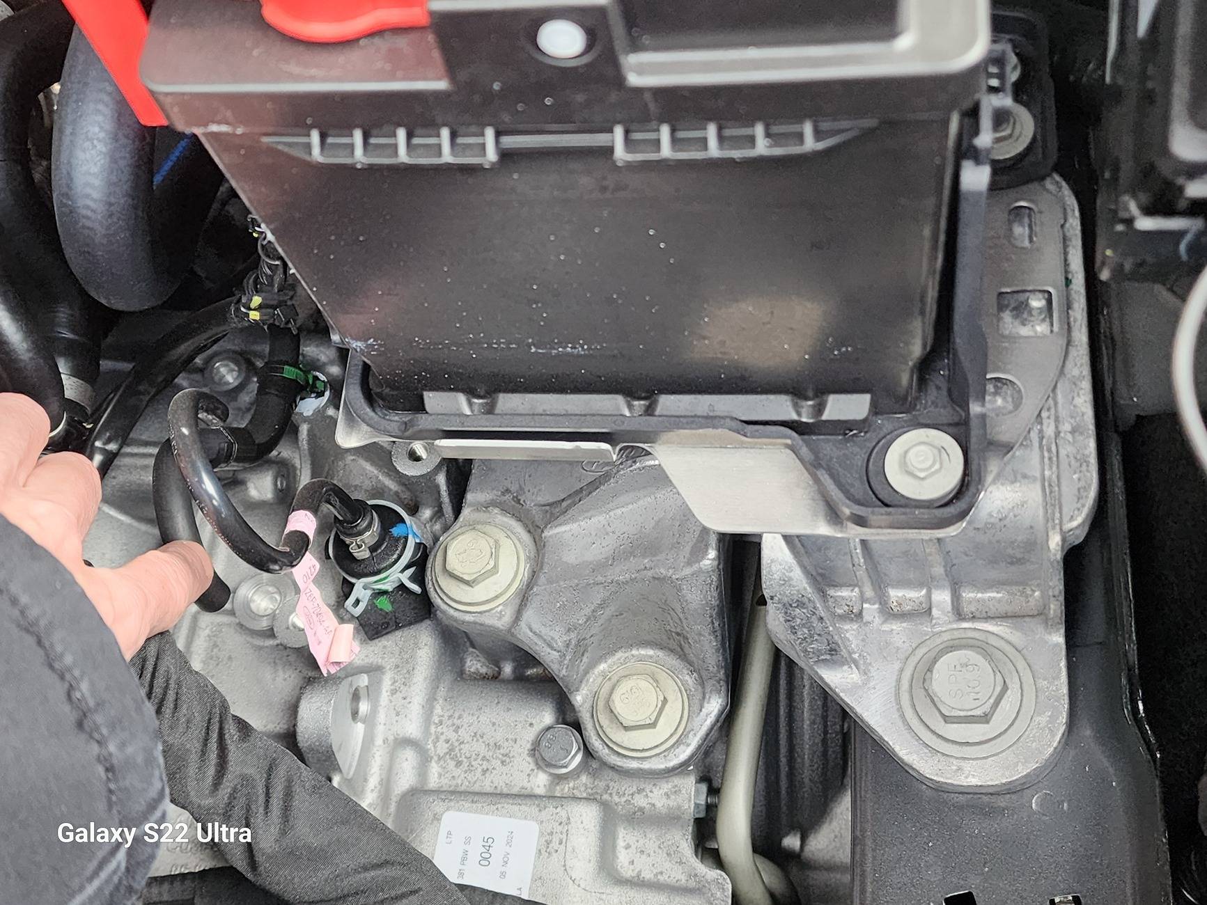 Ford Maverick Weird looking engine space (2.0L) 1000010040