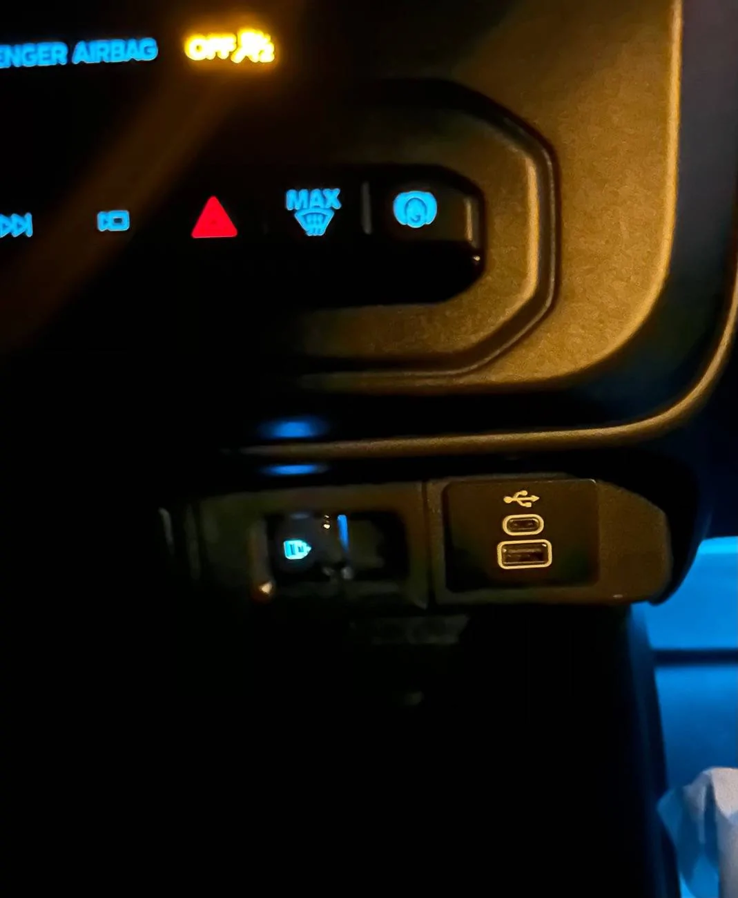 Ford Maverick USB Hub - Ambient Lighting IMG_2333