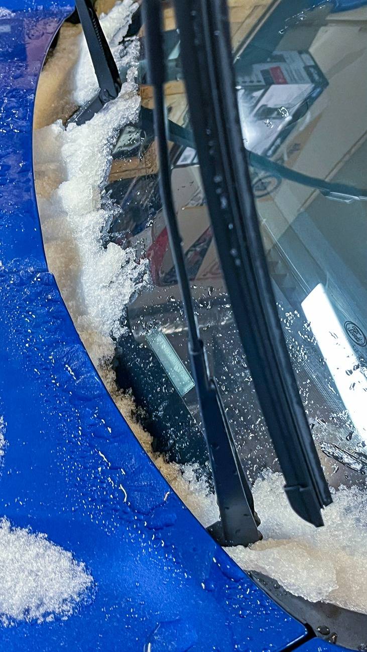 Ford Maverick Maverick's first paint scratch: From its wiper blades scratch_wide