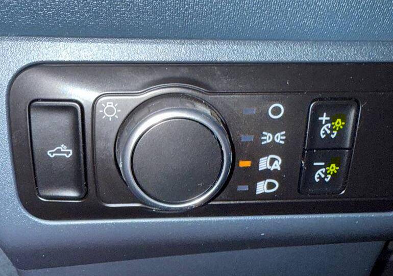 Ford Maverick What is this switch for? 1740583041699-6y