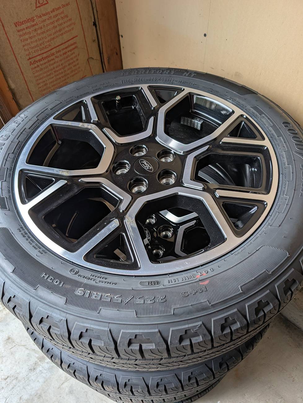 Ford Maverick Stock wheels and tires 2025 Lariat PXL_20250221_174433279