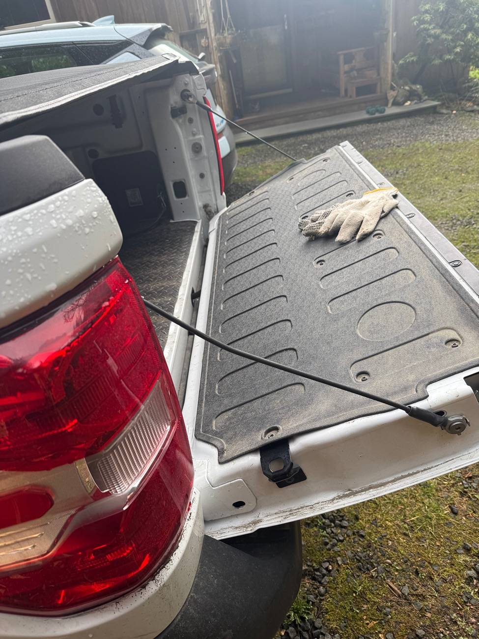 Ford Maverick Tailgate cables - should both be taut? IMG_2933