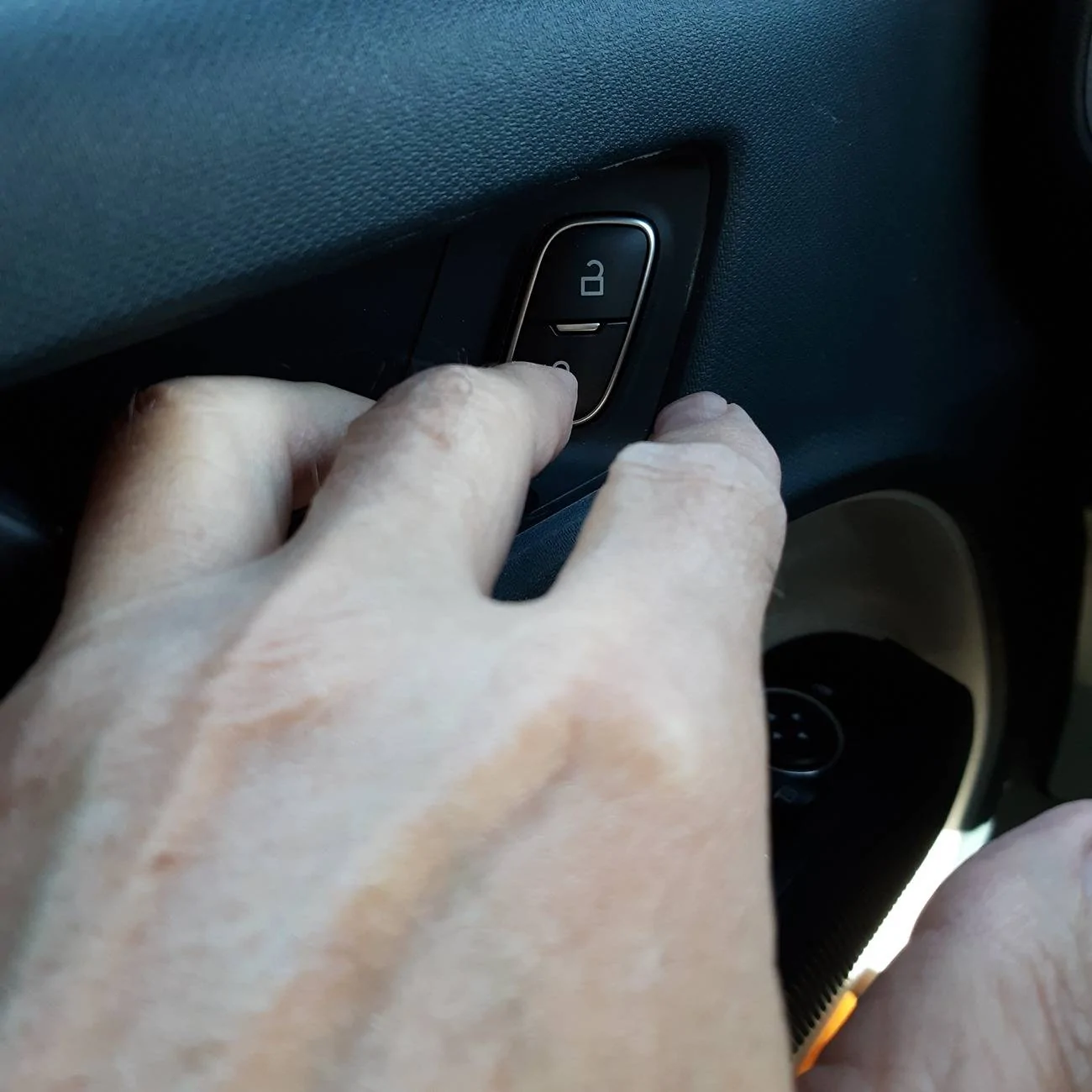 Ford Maverick Driver's door locking on its own 20250326_085842