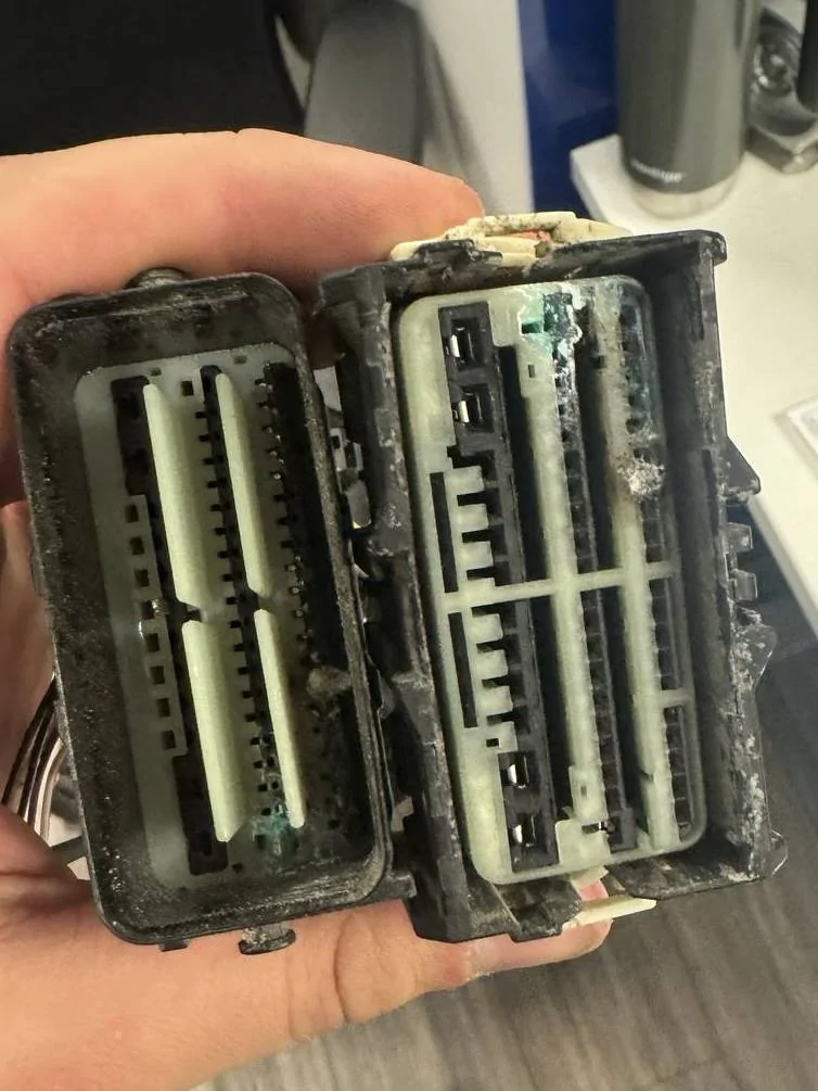 Ford Maverick Electrical Connectors under the Bed 7ef5c357-99de-44b1-bb1c-dc295d3aadc7