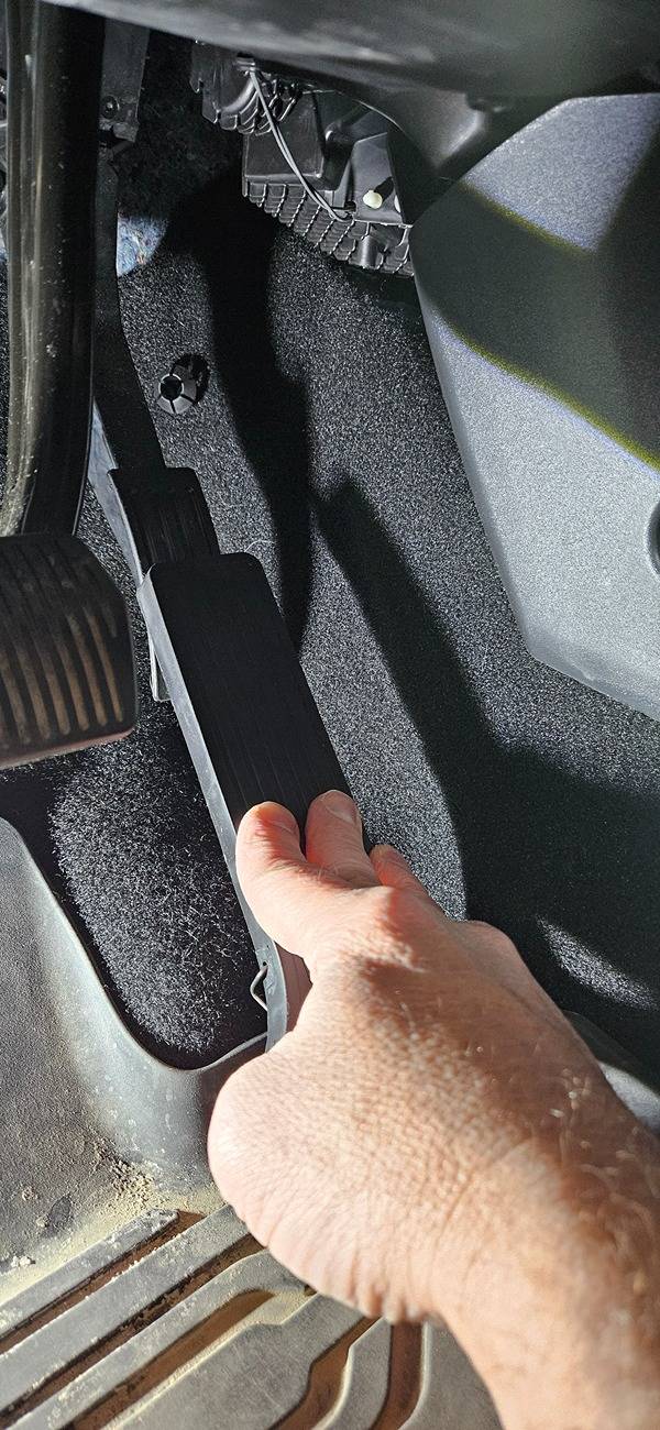 Ford Maverick Gas pedal height adjustable? 20250501_154413