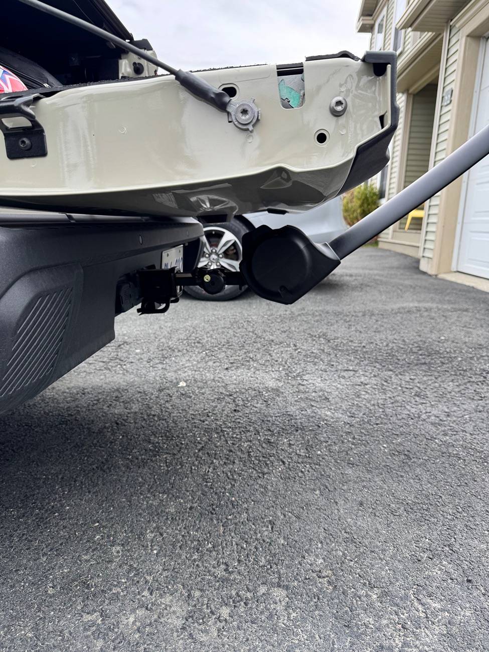 Ford Maverick Thule Apex XT Clears Tailgate IMG_1209