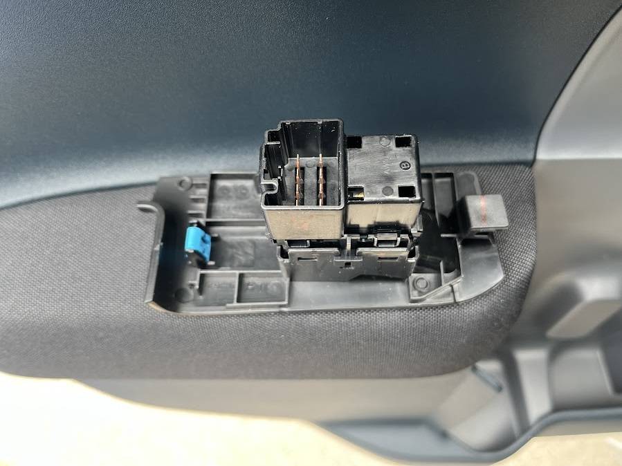 Ford Maverick Installed Power Locks on Tailgate of 2025 Maverick XL Power Windows 2.JPG