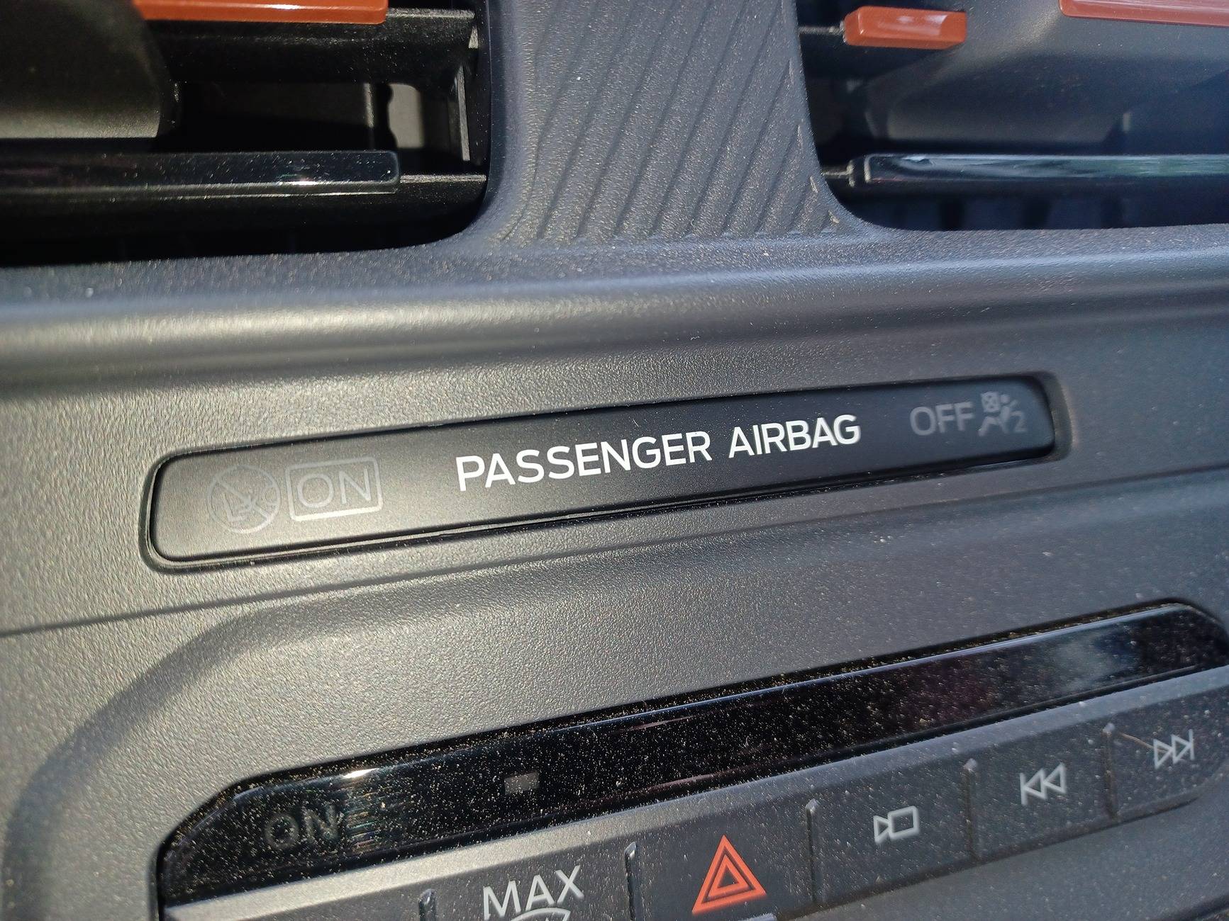 Ford Maverick Latest recall? Securing the passenger airbag disable indicator padi lamp to the instrument bezel 20250524_121658