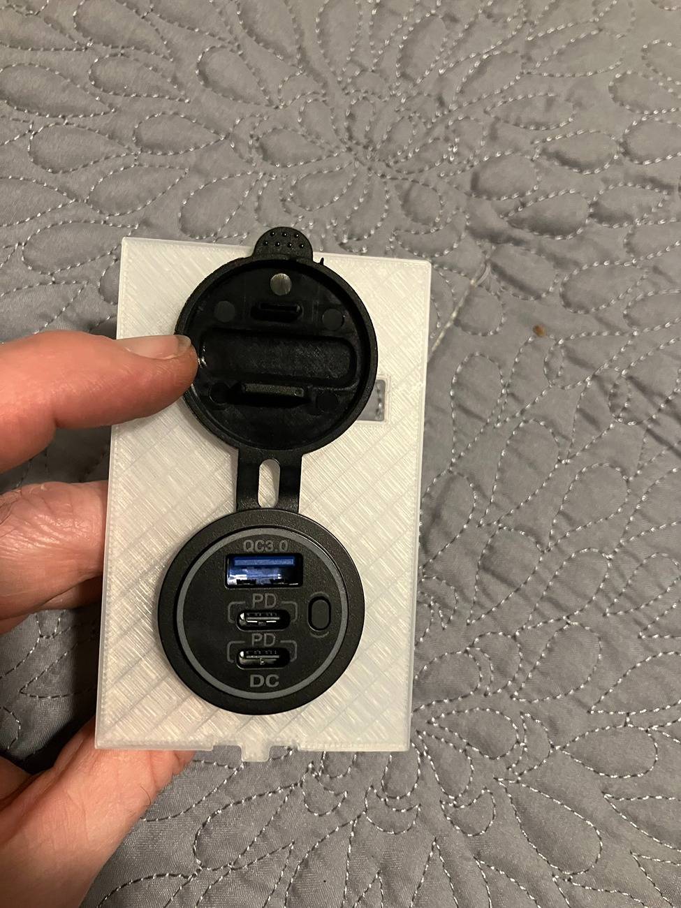 Ford Maverick Installing extra USB charging ports IMG_3524